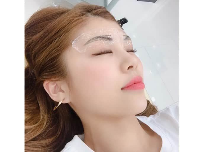 池田真子さんのインスタグラム写真 - (池田真子Instagram)「韓国でついに、眉毛のアートメイクしてきた！！！ ． ． ． もうめっちゃドキドキやったけど、やって良かった！！！ ． ． ． 今までほんまに眉毛描くのが苦手すぎて、YouTube始めた頃からずっとたくさん意見も頂いて自分なりにもやってきたけど、なかなか難しくて、、眉アートメイクを知れて良かった！！ ． ． ． 今回はQTアートメイクさんで施術していただいて、元々濃くて細くてつり上がった眉毛から、平行眉になるようお願いしました♩ ． ． ． 私は元々麻酔が効きにくい体質なのか、痛さはなかなか感じたけど、これでしばらく毎日のメイクも楽になって綺麗になれるなら嬉しいよなぁ＊° (メイクは1週間後から出来て、それまでにかさぶたが自然に剥がれてくるよ！) ． ． ． 日本語を話せる方も多くてすごく安心できるし、撮影しながらでも2時間で終わったから、韓国旅行のついでにも全然行けちゃうと思う♪ ． ． ． 施術シーンも撮影させて頂いたので、詳しく気になる方はYouTubeの動画も参考にしてね＊° ． ． ． ． ． 『QTアートメイク』 ○場所 アックジョン駅(明洞から17分くらい) 3号線 3番出口から徒歩約7分  JCビル 入り口から5階にあるよ！ 値段→200000ウォン〜 指名料→150000ウォン 時間→90分〜 ． ． ． ． #眉毛アートメイク #眉アートメイク #韓国 #qtアートメイク #アートメイク #眉毛 #眉毛サロン #韓国旅行 #韓国一人旅 #韓国ひとり旅 #韓国好き #instagood #instapic #beauty #instakorea #koreatrip #love #lfl #instalove #makeup #eyebrowart #japanesegirl #狎鴎亭 #압구정」7月30日 21時58分 - mako_ikeda