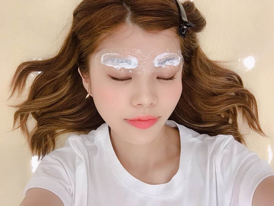 池田真子さんのインスタグラム写真 - (池田真子Instagram)「韓国でついに、眉毛のアートメイクしてきた！！！ ． ． ． もうめっちゃドキドキやったけど、やって良かった！！！ ． ． ． 今までほんまに眉毛描くのが苦手すぎて、YouTube始めた頃からずっとたくさん意見も頂いて自分なりにもやってきたけど、なかなか難しくて、、眉アートメイクを知れて良かった！！ ． ． ． 今回はQTアートメイクさんで施術していただいて、元々濃くて細くてつり上がった眉毛から、平行眉になるようお願いしました♩ ． ． ． 私は元々麻酔が効きにくい体質なのか、痛さはなかなか感じたけど、これでしばらく毎日のメイクも楽になって綺麗になれるなら嬉しいよなぁ＊° (メイクは1週間後から出来て、それまでにかさぶたが自然に剥がれてくるよ！) ． ． ． 日本語を話せる方も多くてすごく安心できるし、撮影しながらでも2時間で終わったから、韓国旅行のついでにも全然行けちゃうと思う♪ ． ． ． 施術シーンも撮影させて頂いたので、詳しく気になる方はYouTubeの動画も参考にしてね＊° ． ． ． ． ． 『QTアートメイク』 ○場所 アックジョン駅(明洞から17分くらい) 3号線 3番出口から徒歩約7分  JCビル 入り口から5階にあるよ！ 値段→200000ウォン〜 指名料→150000ウォン 時間→90分〜 ． ． ． ． #眉毛アートメイク #眉アートメイク #韓国 #qtアートメイク #アートメイク #眉毛 #眉毛サロン #韓国旅行 #韓国一人旅 #韓国ひとり旅 #韓国好き #instagood #instapic #beauty #instakorea #koreatrip #love #lfl #instalove #makeup #eyebrowart #japanesegirl #狎鴎亭 #압구정」7月30日 21時58分 - mako_ikeda
