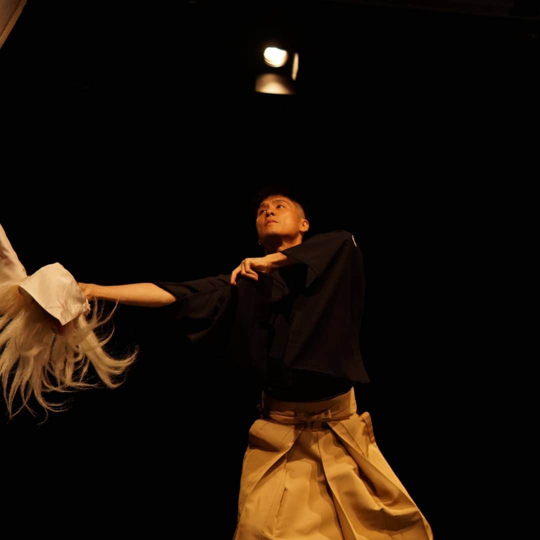 梅川壱ノ介（舞踊家）のインスタグラム：「【連獅子 アテネ公演】  壽輔さまから海外用に作って頂いた、連獅子を踊らせて頂けることに心から感謝しております。  名に恥じないよう、日々精進するのみです。  #花柳壽輔 #梅川壱ノ介 #アテネ公演 #ギリシャ #日本舞踊 #連獅子 #athenes」