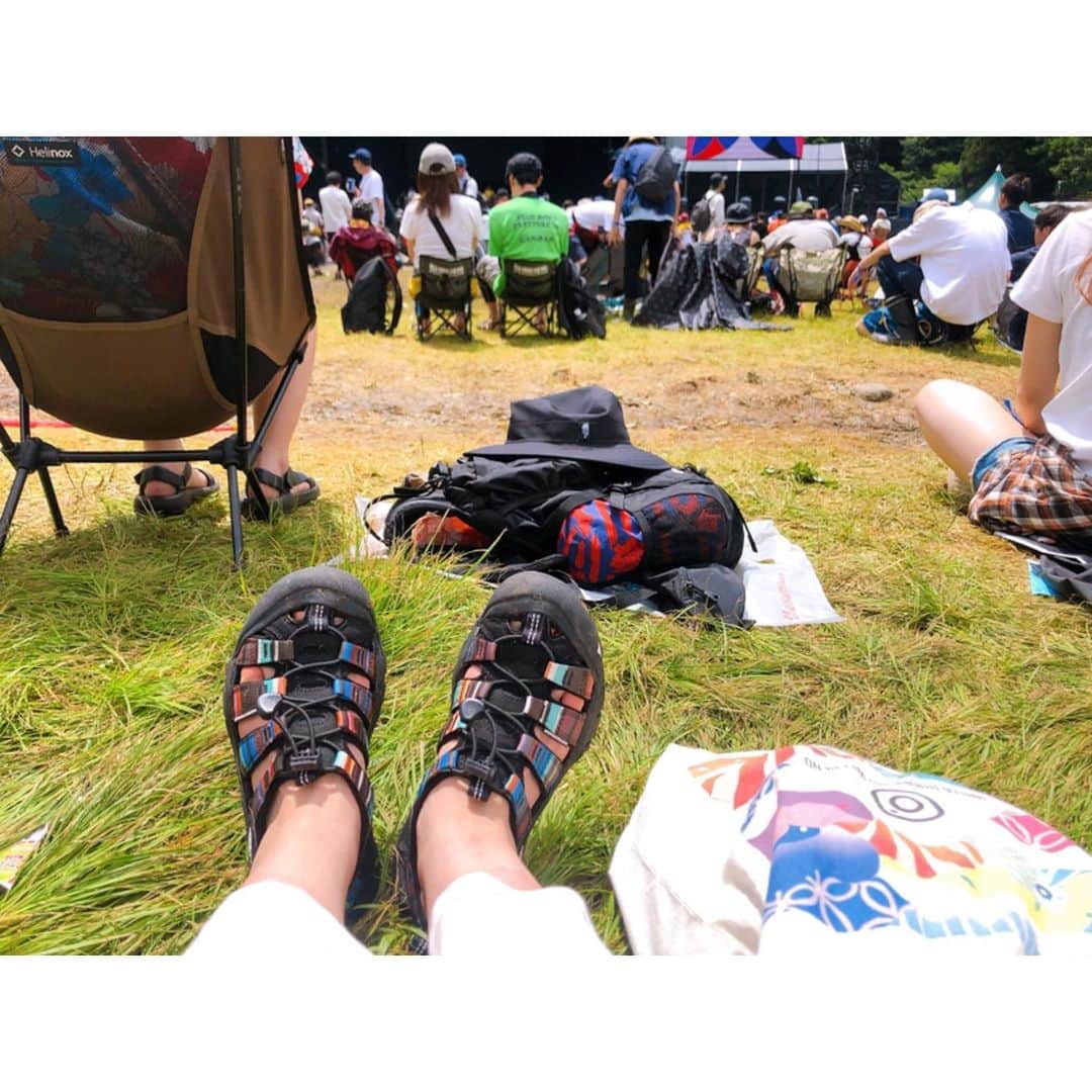 渡辺梨夏子さんのインスタグラム写真 - (渡辺梨夏子Instagram)「日焼けしたね〜っ！！ とみんなに言われる休み明け。 わたしを黒くしたのはきっと3日目。 台風一過の超晴天🌞  SANABAGUNのカッコ良すぎなステージからスタート〜 次はGREEN（一番大きいステージ）期待してます🌲‼︎ 前夜祭からの4日間、大自然の中、大好きな音楽や友達と過ごした時間は最高の思い出。やっぱりフジロックは特別な場所でした。また来年も来られるといいな🏳️‍🌈 #fujirock2019 #sanabagun #neveryoungbeach  #tendre  #竹原ピストル #hyukoh #ゴンちゃん#また来年 #fujirockpost  @fujirock_jp」7月30日 21時50分 - riiiico462
