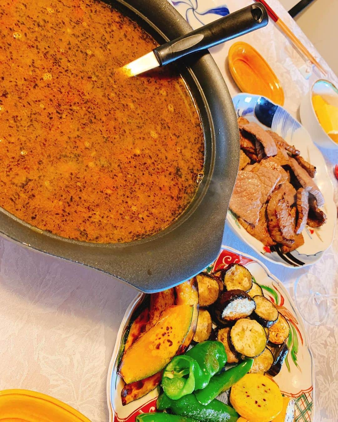 須黒清華のインスタグラム：「7月のお料理教室は、 暑〜い夏にぴったりのスープカレー🍛 焼き野菜を添えて、色どりも綺麗✨✨ その他 春雨の胡麻酢和え さっと熱湯を回しかけた、ポテトマリネ トウモロコシの卵豆腐 どれも夏らしくてさっぱり✨ 美味しかった😋 #お料理教室 #料理 #cooking #スープカレー #夏はカレー」