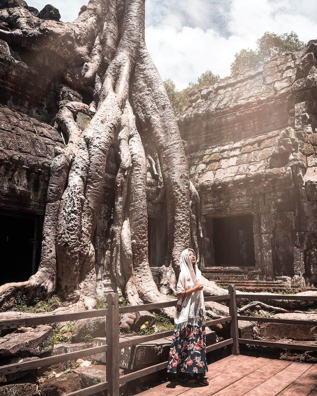 VIENNAさんのインスタグラム写真 - (VIENNAInstagram)「Ta Prohm temple🇰🇭 木から出てきたタイ人です。 ・ ・ ・ #cambodia#siemreap#taprohm#instagood#photooftheday#fashion#like4like#followme#follow#follow4follow#followforfollow#travel#trip#diet#sexy#likeforlike#makeup#tagsforlikes#f4f#vsco#lightroom#コーデ#おしゃれさんと繋がりたい#ボブ#ダイエット#写真好きな人と繋がりたい#カンボジア#シェムリアップ」7月30日 21時51分 - viennadoll_official