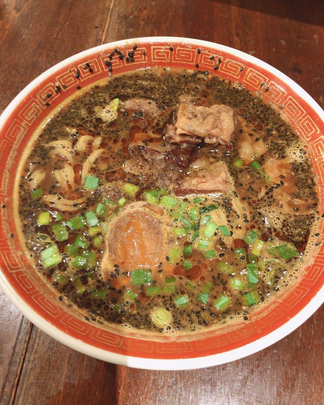 高橋沙弥華のインスタグラム：「黒い担々麺🤤❤ 辛かった🤤❤ #担々麺 #激辛 #ラーメン #ラーメン好きな人と繋がりたい #ラーメン女子 #ラーメン女子部」