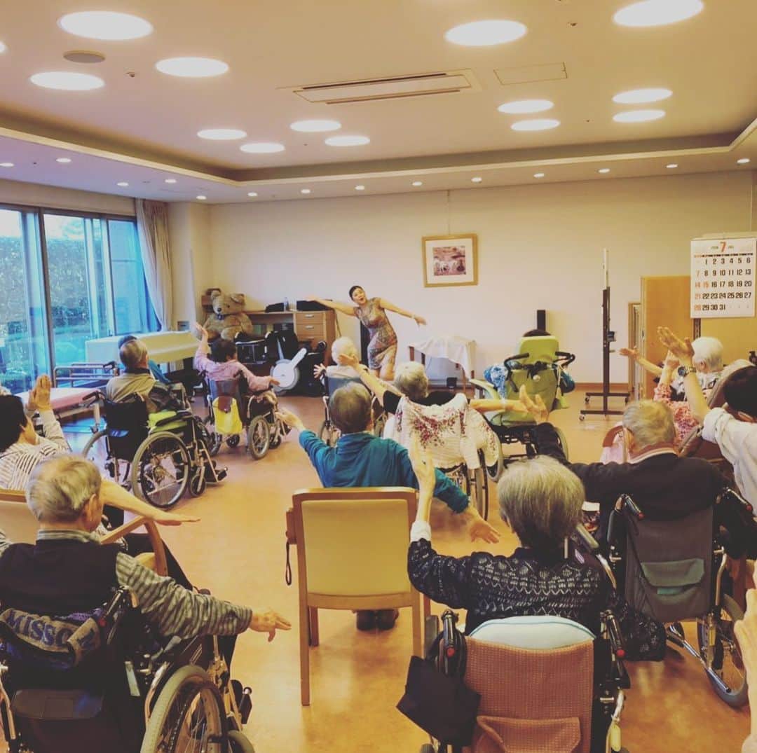 間々田佳子のインスタグラム：「今日はみんなで盆踊り！ 楽しい楽しいイカ踊り🦑  #函館名物イカ踊り  #間々田佳子 #客船飛鳥乗組員時代に覚えた #また教えるとは…笑 #脳活顔ヨガ」