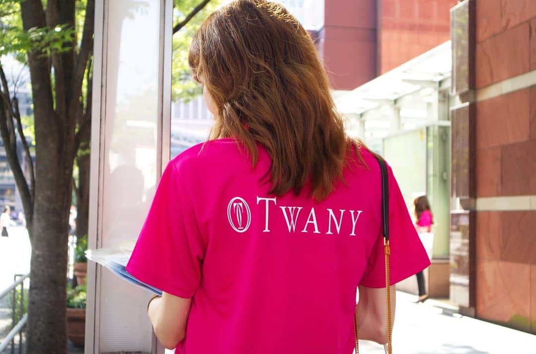 高橋晴香さんのインスタグラム写真 - (高橋晴香Instagram)「@twany_jp から7月16日数量限定で「トワニー タイムリフレッシャー限定セット19S」が発売されたんだって❤️ .  この街頭サンプリングイベントが福岡で行われてたから私も参加してきたよ💁‍♀️🎶 .  ピンクのTシャツ可愛いし、なんだか貴重な体験で楽しかった💕 .  タイムリフレッシャーは、洗顔後すぐに使う誘導美容液で1本でうるおいケア・マッサージ・パック効果の3役をこなす優れものなの✨ .  とろみテクスチャーで、次に使う化粧水のなじみが凄く良いし、パッケージも可愛い❣️ .  フローラルの香りも好きな香りだったな〜💖 .  #トワニー　#TWANY　#タイムリフレッシャー　#誘導美容液　#スキンケア  #skincare #twany_pr」7月30日 21時56分 - haruka_takahashi0127
