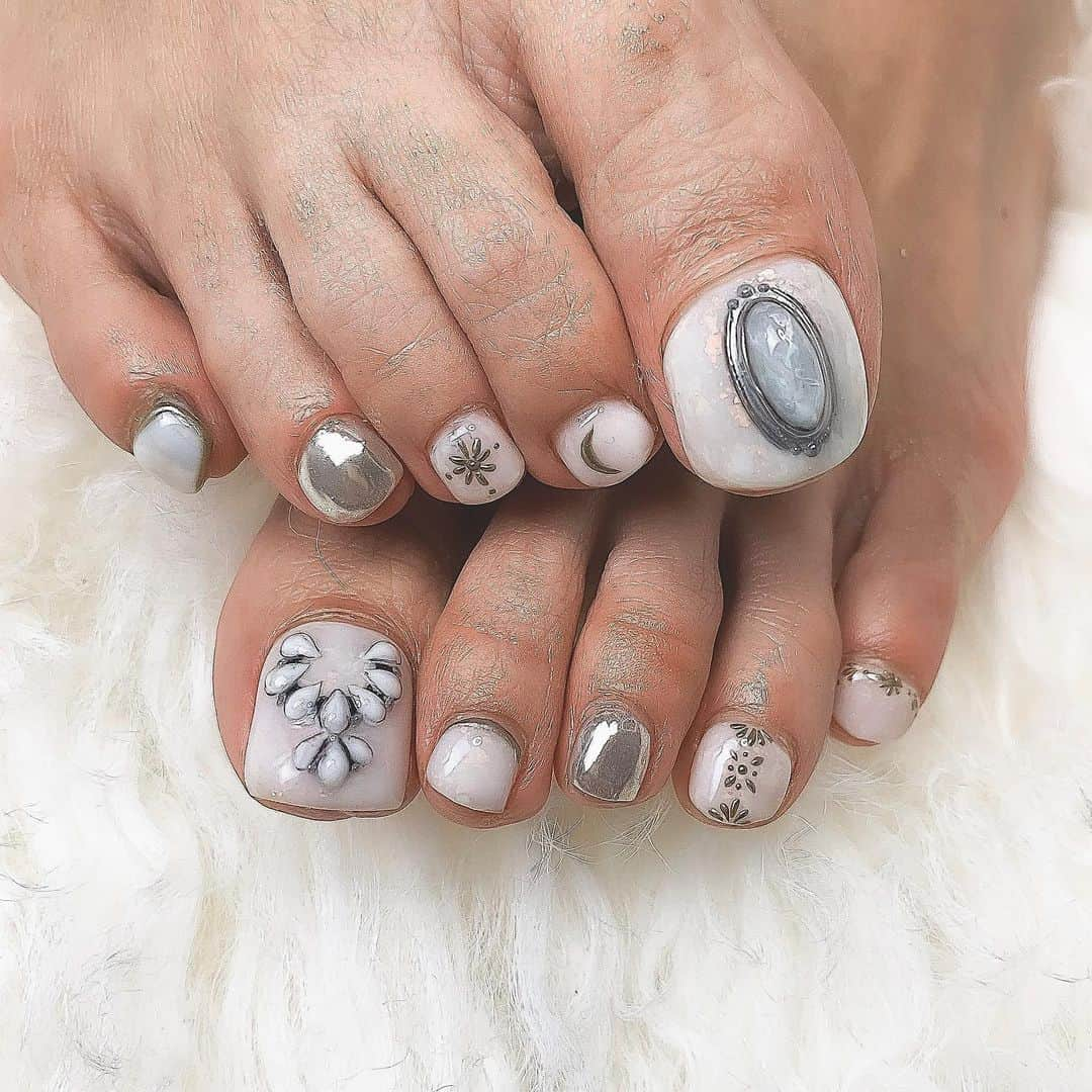 Nailsalon Cielさんのインスタグラム写真 - (Nailsalon CielInstagram)「White×gem💎﻿ ﻿ 親指に大胆に作らせて頂きました!﻿ ﻿ ﻿ 手描きにしか出せない雰囲気が﻿ ネイルに愛着を持たせます😘﻿ ﻿ ✶✶✶﻿ ﻿ 連投失礼しました🙏 ‣﻿ ‣﻿ ‣﻿ ‣﻿ ﻿ ﻿ ∙gemstone（ジェムストーン＝天然石パーツ）﻿ ∙silver jewelry,silverring（シルバージュエリー,シルバーリング、他シルバーアート）﻿ は既成パーツではなく、﻿ 全てジェルで作っております。﻿ ﻿ 直接爪の上に作っていきますので、﻿ お時間を頂きます、ご了承ください✶﻿ ﻿ ⦅こちらのアートをご希望のお客様へ⦆﻿ ホットペッパーにクーポン、付け放題コースを﻿ 御用意しておりますので、コースをお選び下さい。﻿ ﻿ 宜しくお願い致します✶――――――――――――――――﻿ ――――――――――――――――﻿ hotpepperBeauty net予約↓↓↓ ﻿ ﻿ https://beauty.hotpepper.jp/smartphone/kr/slnH000217395/﻿ ・﻿ ﻿ ﻿ ﻿ ﻿ #ネイル#ネイルサロン﻿ #instagood#instanails#jelnail#ネイルアート#手描きアート#loveit#ジェル#ジェルネイル#個性派ネイル#トレンドネイル#お洒落ネイル#newnails#福岡ネイル#cute#beautiful#art#ネイルサロン#天然石ネイル#韓国#ネイル#春ネイル#福岡ネイルサロン#cool#シルバージュエリーネイル#夏ネイル#夏ネイル2019#summernail﻿」7月30日 21時56分 - myanail