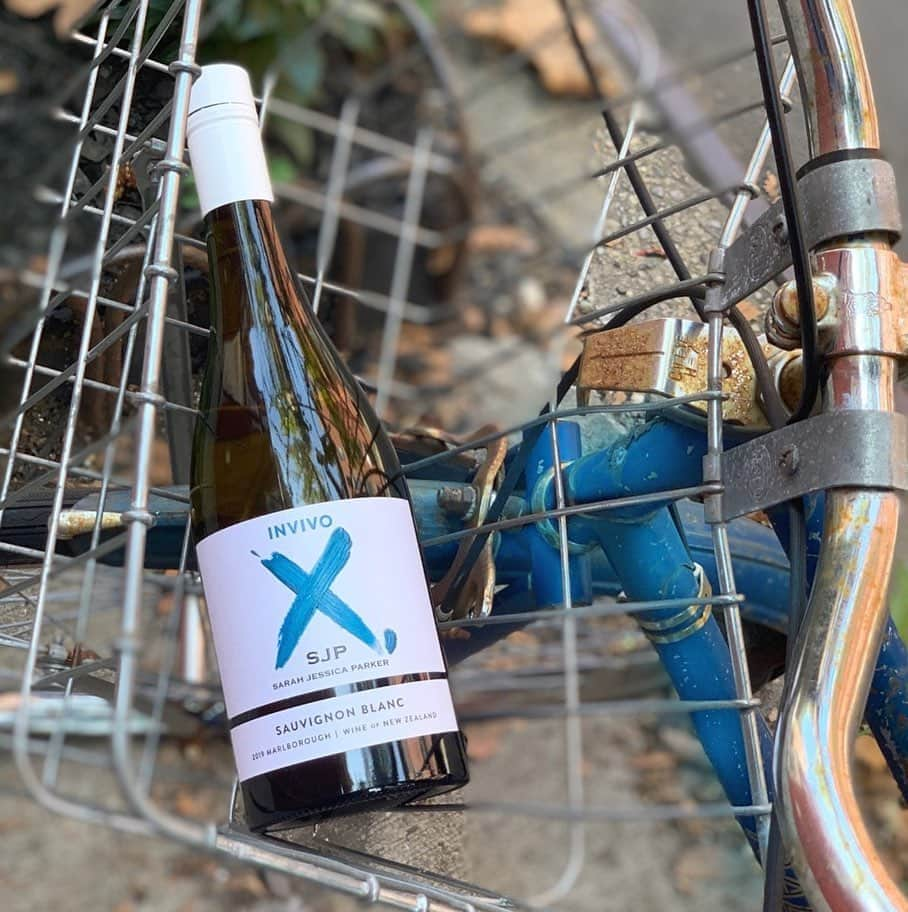 サラ・ジェシカ・パーカーさんのインスタグラム写真 - (サラ・ジェシカ・パーカーInstagram)「X, marks the drop! Proud to reveal and introduce Invivo X, SJP Sauvignon Blanc! First samples just arrived in NYC from the famous Sauvignon Blanc Marlborough region in New Zealand. I’ve popped the cork and am now even more excited for its September worldwide launch! Starting day 1, this collaboration has been real smooth, just like a fine wine, from those early conversations to designing the #invivoxsjp label to my first blending sessions, all thanks to the mellow, amazing and grape smart @Invivowines fellows that I am fortunate to call partners.  For ongoing updates, follow @invivoxsjp. Cheers! X, SJ」7月30日 21時59分 - sarahjessicaparker