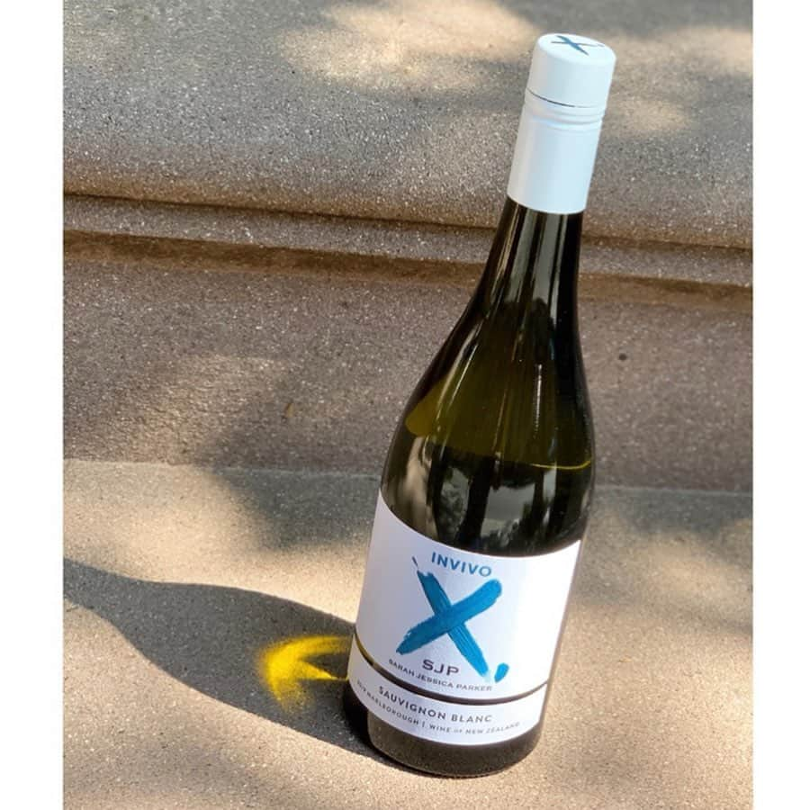 サラ・ジェシカ・パーカーさんのインスタグラム写真 - (サラ・ジェシカ・パーカーInstagram)「X, marks the drop! Proud to reveal and introduce Invivo X, SJP Sauvignon Blanc! First samples just arrived in NYC from the famous Sauvignon Blanc Marlborough region in New Zealand. I’ve popped the cork and am now even more excited for its September worldwide launch! Starting day 1, this collaboration has been real smooth, just like a fine wine, from those early conversations to designing the #invivoxsjp label to my first blending sessions, all thanks to the mellow, amazing and grape smart @Invivowines fellows that I am fortunate to call partners.  For ongoing updates, follow @invivoxsjp. Cheers! X, SJ」7月30日 21時59分 - sarahjessicaparker