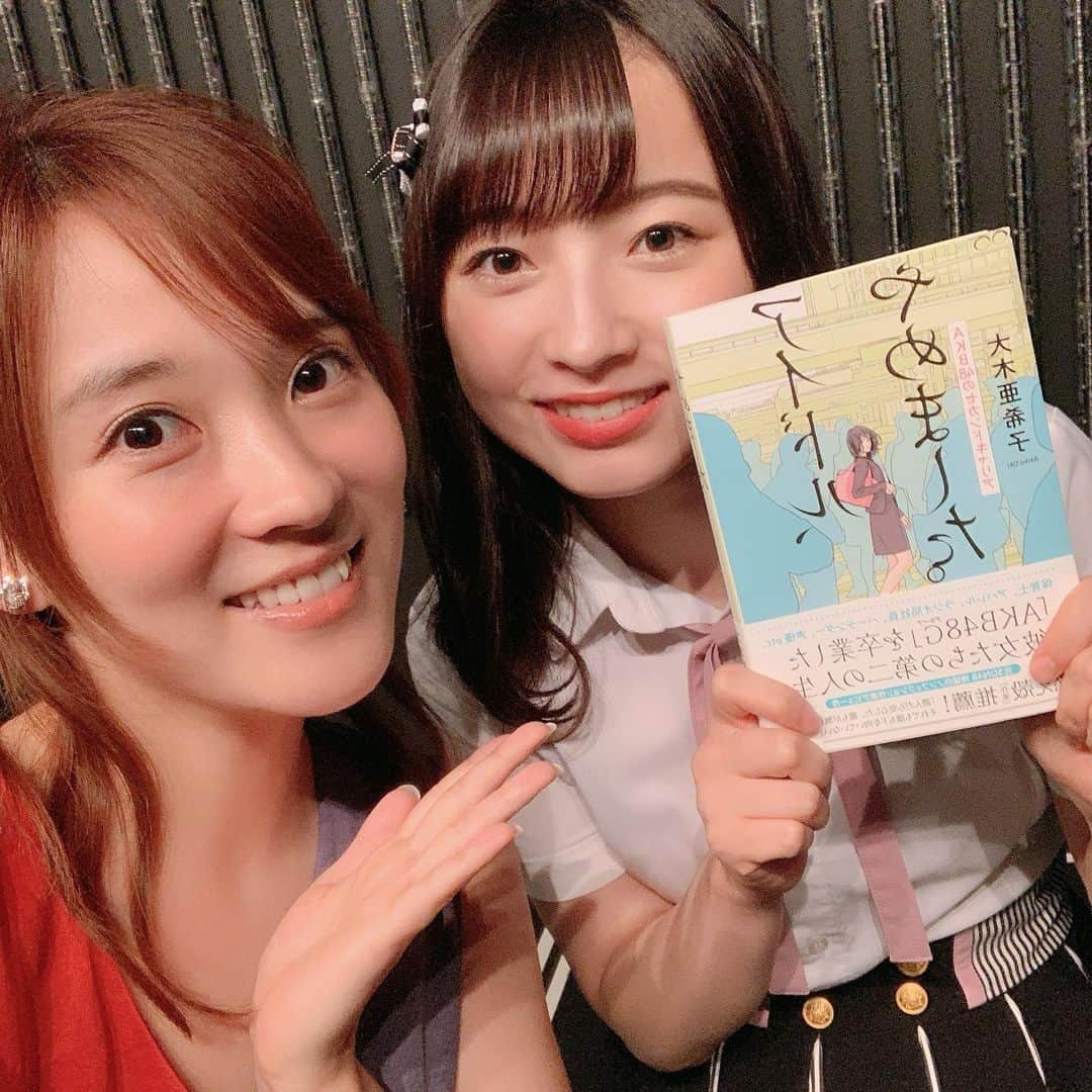 亜希子さんのインスタグラム写真 - (亜希子Instagram)「朝日新聞さんの取材企画で、大阪のNMB48劇場にお邪魔しやした。 ・ そこで、現役NMBメンバー東由樹さんに、僭越ながら私が「セカンドキャリア」などについて、逆インタビューしていただく機会をいただきました。 ・ ゆきつんさん、今回のシングルで初選抜に入られたんですって。夢は女優。 ・ 可愛すぎてお肌モチモチで、パクパク食べてしまいたかった…！ ・ プロ顔負けのデジ一眼カメラを駆使し、他のメンバーのオフショットを撮ることもあるという彼女。 ・ 色々な戦い方をしていて素晴らしいし、とてもよい子で、亜希子おばさん顔がニヤけまくりでした。 ・ NMB48劇場には初めてお邪魔したのですが、ここで赤澤萌乃ちゃんや、河野早紀ちゃんもご活躍していたのか…！ と思ったら、私も泣きそうになりました。 ・ 彼女の繊細で美しい涙も垣間見えて、とても有意義なひと時でした。」7月30日 22時00分 - akiko_ohki