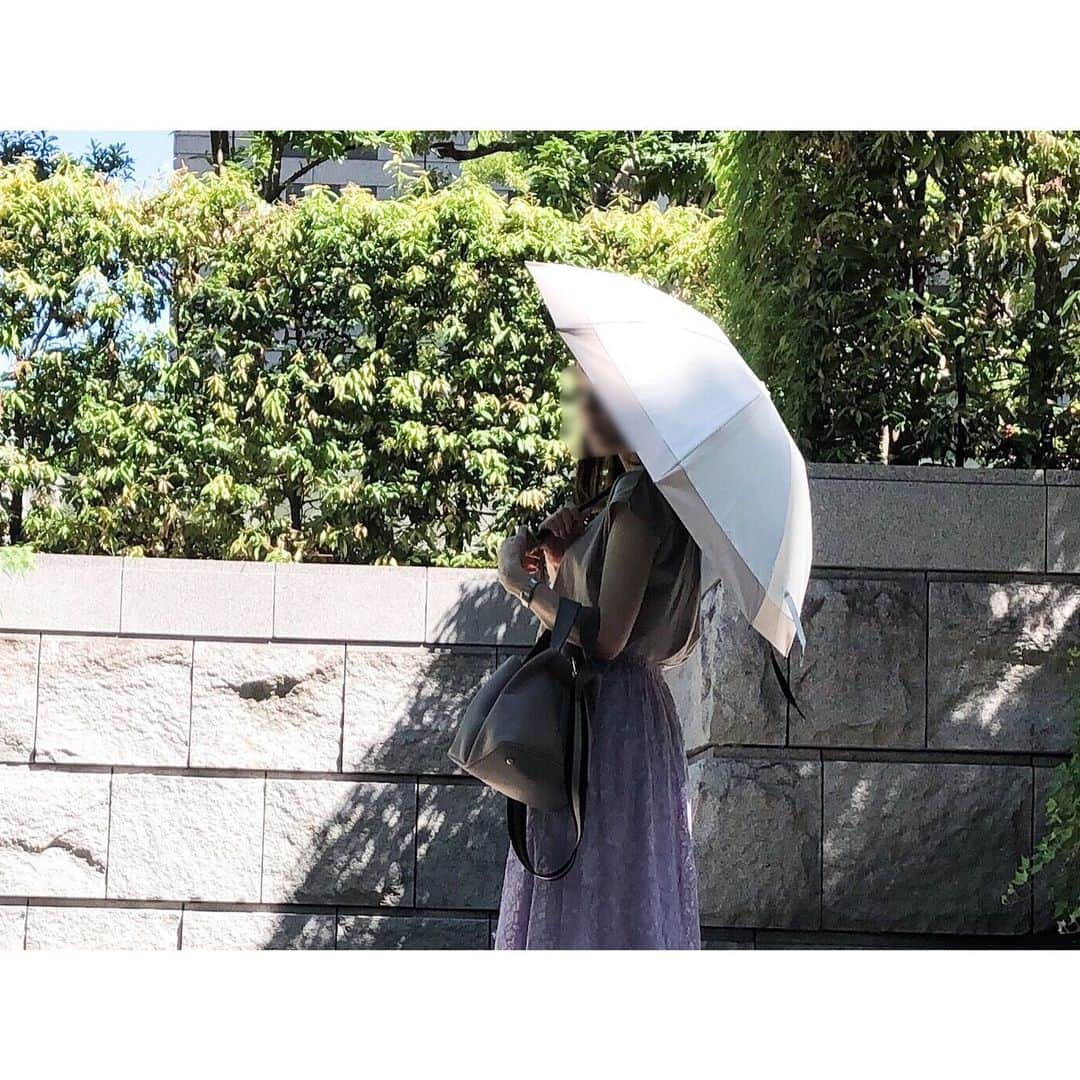 htrkmkのインスタグラム：「・ あつーいこの夏 欠かせないのが日傘☂︎ ・ ただ、普通の傘タイプだと 持ち歩きに邪魔だし 折りたたみは、きっちり畳まないと コンパクトにならなかったり 「持ち歩く」っていうのが ネックだったこのズボラ… ・ ・ 去年から気になってたこれは 3つ折りですごいコンパクトにもなるし 2つ折りで簡単にまとめて 付属の袋に入れて持ち歩きもできるのが とーーっても便利♡ ・ ・ しかも紫外線カット効果100%で 実力も抜群!! 100%カットと99%カットじゃ 効果が全然違うみたいですね!! ・ ・ アイボリー×ホワイトの 上品な色合いも好きだし 去年から狙っててGET出来て良かった♡ * アイテムは楽天roomに載せてます ・ ・ #日傘 #美白ケア #美白」