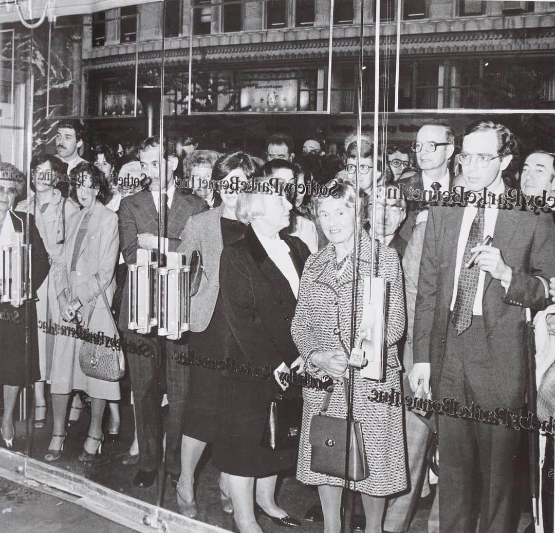 サザビーズさんのインスタグラム写真 - (サザビーズInstagram)「In the office, looking at everyone else’s holiday photos like 👀  Pictured here: Queues outside Sotheby’s New York in 1980.  #Sothebys275 #SothebysOutofOffice #BlackandWhitePhotography #ArtLovers」7月30日 22時01分 - sothebys