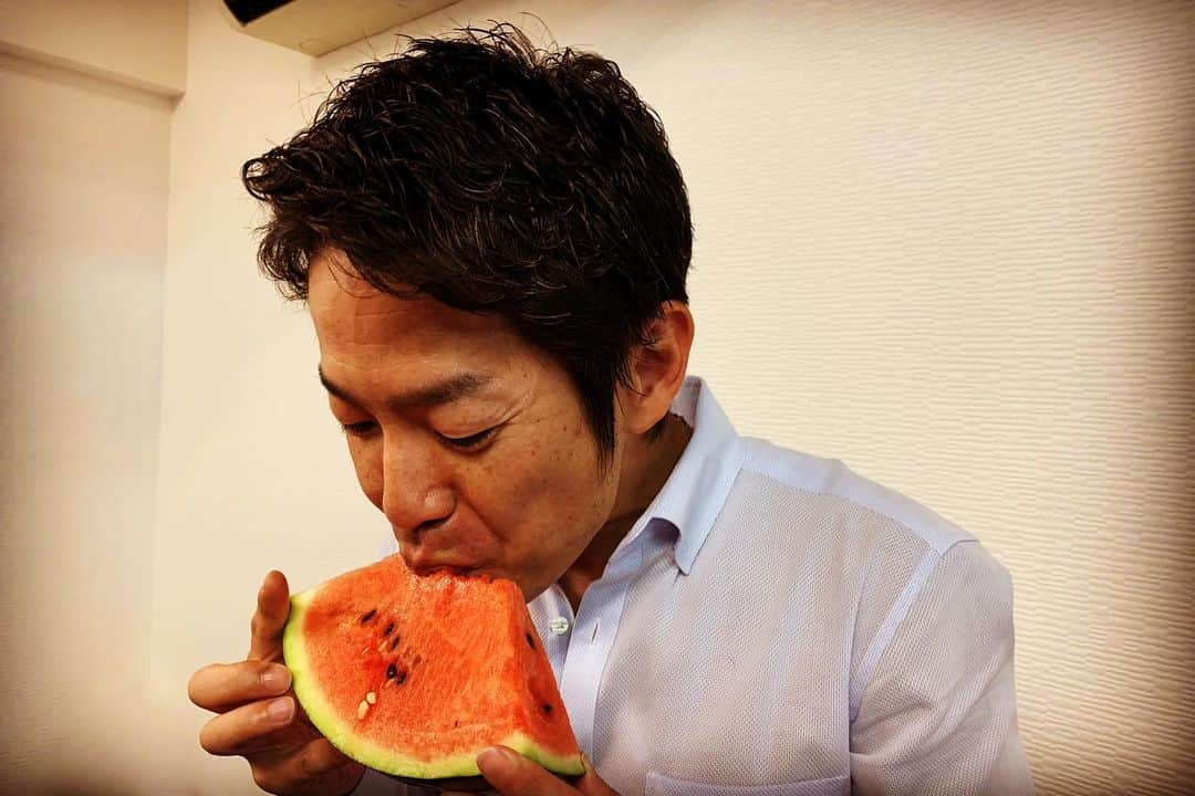 清水健さんのインスタグラム写真 - (清水健Instagram)「【#大切時間 】 家に帰ってくると、 待ってました！嬉しいことですね！  よくある光景、本気を出す笑。 この日は、鳴き声を聞いて、 何の昆虫かをカードから探す。  #benesse  正解するたびに歓声を笑。 #いきものかんさつナビ 。  意外に難しい...汗。 先に息子にカードを選ばれる。  恐竜博士になる！ 昆虫博士になる！  うん、うん、その言葉、 たくましく思います笑。  にしても、ここまで暑いと、 #息子とパパ #清水健  なかなか外に遊びに行くのも。  #熱中症 には皆様、 充分に気を付けてください。  あっ、長引いてます汗。 しっかり治そう#ギックリ腰 。 @r_make_tamatukuri 。  皆様にありがとうございます。  #スイカ を食べる！ 食からも夏を感じて。  #清水健講演会 ／出演依頼等は、 清水健オフィシャルホームページ #112日間のママ #シミケン 。  明日も皆様にとって、 笑顔の一日でありますように。」7月30日 22時01分 - shimizuken.official