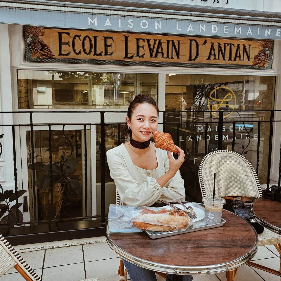 伊原葵さんのインスタグラム写真 - (伊原葵Instagram)「1.2.3🥐 . . おいしいパン屋さんでクロワッサン食べたよー☺️ ここは、パリ？ってかんじでしょ♡笑  この写真、@galaxymobilejp のトリプルカメラ機能で同じ位置で全部撮ってるねん📷 すごくない？😳 近いのから、超広角レンズで遠くまで撮れる◎ だから、近づいたり離れたりしなくてもいいねんー！ 大人数とかで写真撮るときとか 建物が可愛い時とか便利👍👍 . . #GalaxyS10 #galaxy #ambassador #photo #camera #aocode」7月30日 22時02分 - aoi186