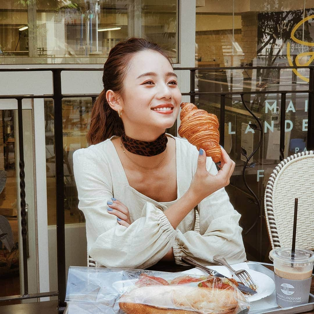 伊原葵さんのインスタグラム写真 - (伊原葵Instagram)「1.2.3🥐 . . おいしいパン屋さんでクロワッサン食べたよー☺️ ここは、パリ？ってかんじでしょ♡笑  この写真、@galaxymobilejp のトリプルカメラ機能で同じ位置で全部撮ってるねん📷 すごくない？😳 近いのから、超広角レンズで遠くまで撮れる◎ だから、近づいたり離れたりしなくてもいいねんー！ 大人数とかで写真撮るときとか 建物が可愛い時とか便利👍👍 . . #GalaxyS10 #galaxy #ambassador #photo #camera #aocode」7月30日 22時02分 - aoi186