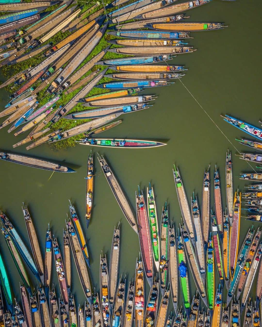 National Geographic Travelさんのインスタグラム写真 - (National Geographic TravelInstagram)「Photo by @tobyharriman | The Nam Pan Market is a 5-day rotating market and the largest market located on Inle Lake. I love how the aerial view helps bring the the cluster of boats into perspective. #Myanmar #Bagan」7月30日 22時04分 - natgeotravel