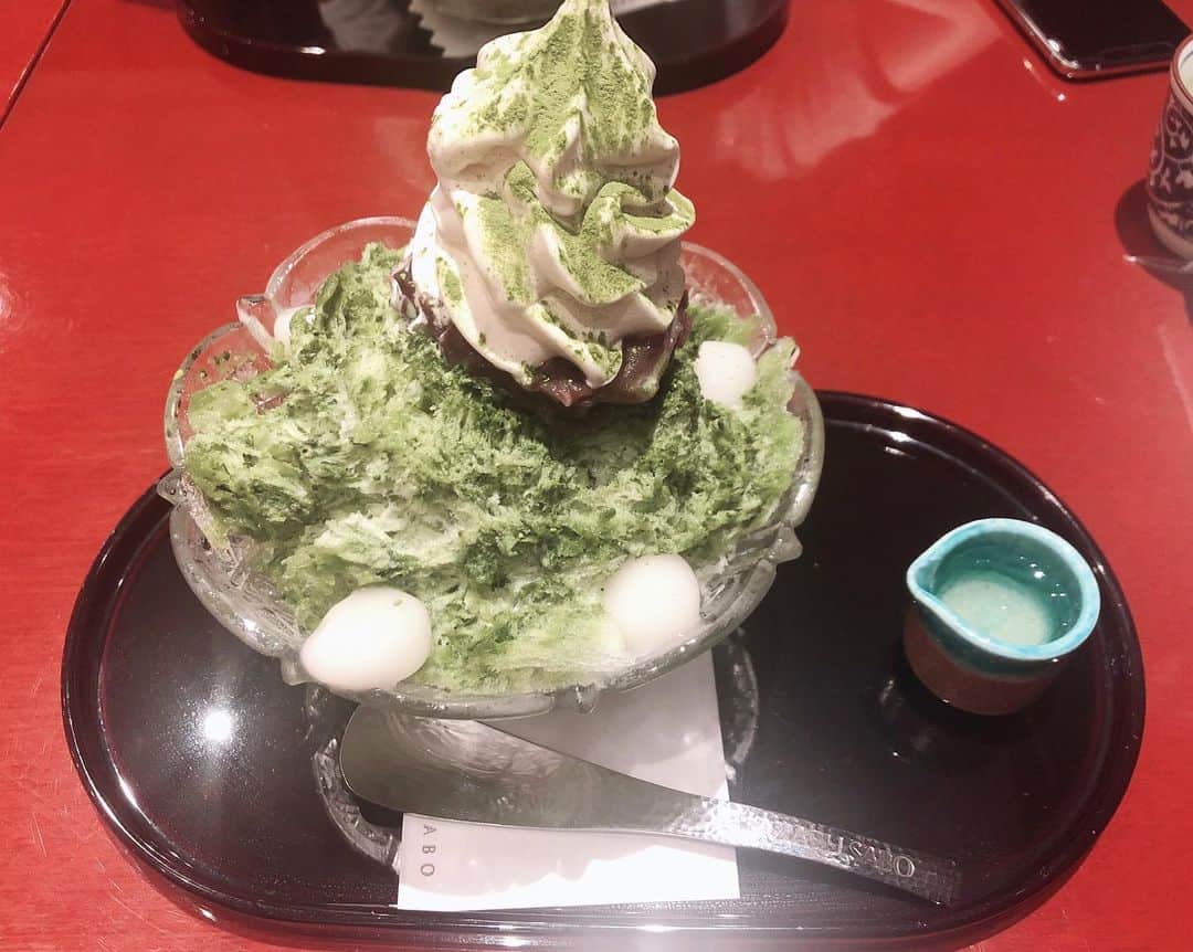 山内優花のインスタグラム：「.﻿ 京都にいた頃からお友達の﻿ 小山ひかるちゃんと、﻿ ゆうちょと3人でランチ🍴﻿ ﻿ そして、かき氷🍧♡﻿ ﻿ ひかるちゃんとは﻿ もう、何年ぶりかも分からないくらい﻿ 久しぶりに会えたっっ🧚‍♀️﻿ ﻿ でも久しぶり通り越して﻿ 前よりもっといろんなことを﻿ 話せた気がする🌼!!﻿ かき氷美味しかった...﻿ （※写真撮るの猛烈に下手なのは﻿ 気にしないでね😂） #かきごおりすと #かき氷」