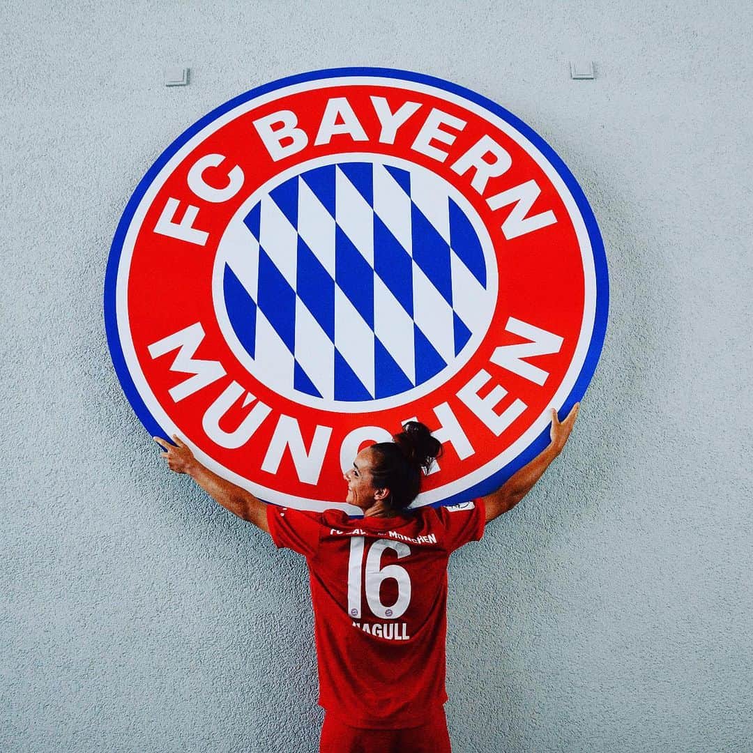 Lina Magullのインスタグラム：「...haters gonna hate😜❤️ #FCBayern #love」