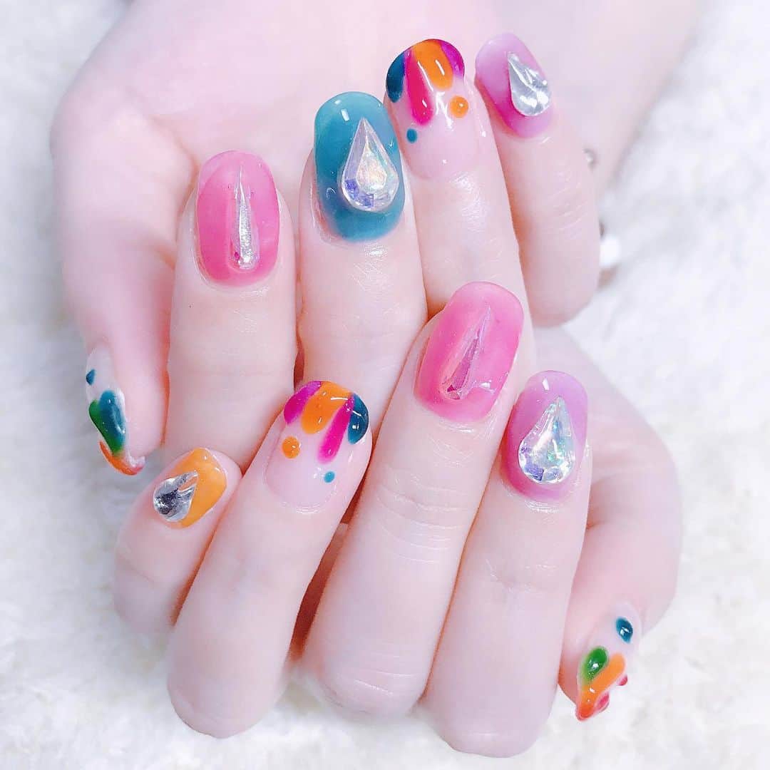 なかやまちえこのインスタグラム：「drop drop☔️ #nail #nails #nailart #ネイル #美甲 #ネイルアート  #clou #nagel #ongle #ongles #unghia #japanesenailart #manucure #네일 #젤네일 #네일아트 #네일리스트 #japanesenails #manicurist #gelnails #ドロップネイル  #クリアジェル #クリアネイル #clearnails ⠀ PREGEL ドロップカラーシリーズ」