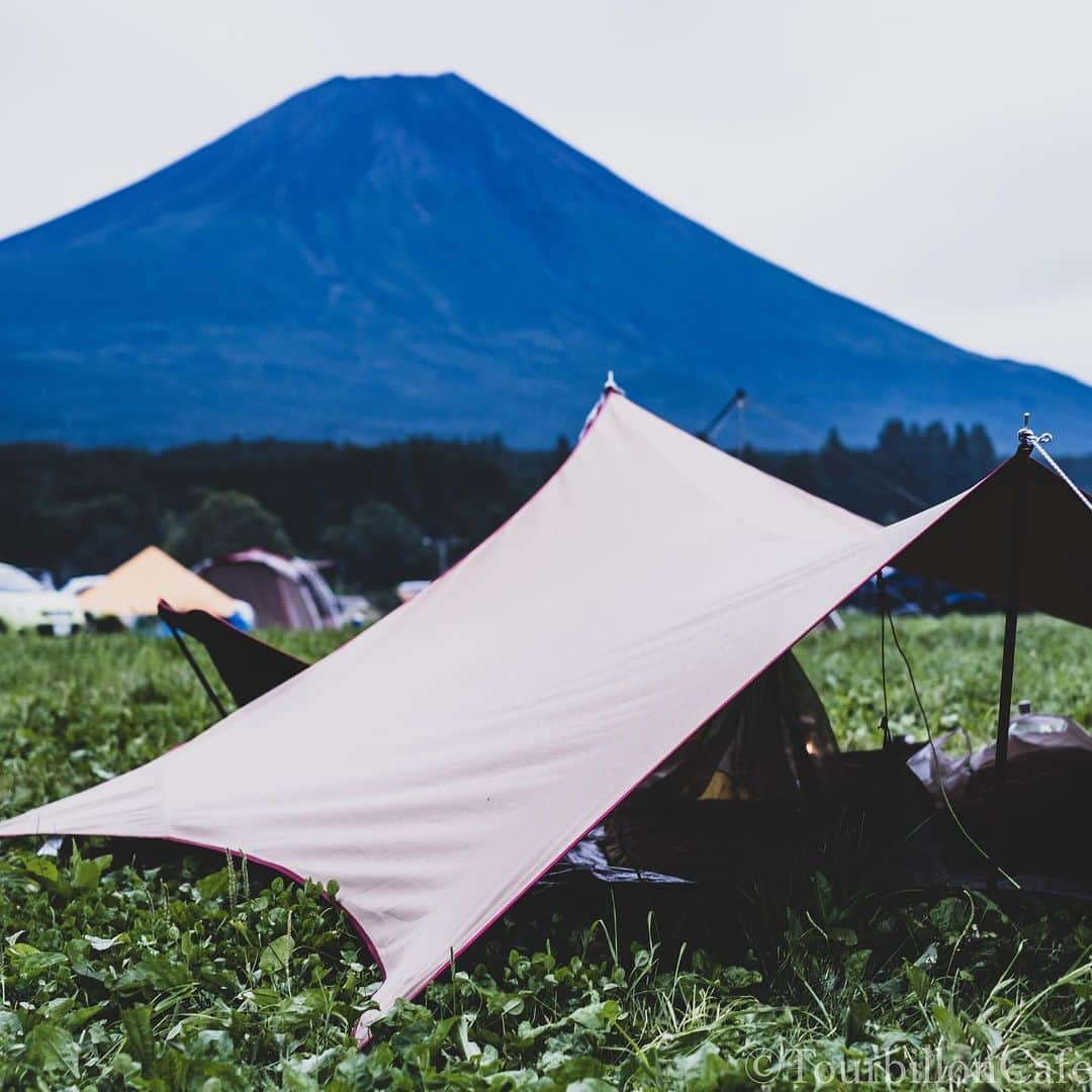 アンソニーのインスタグラム：「富士山を見上げるムササビウイング低空飛行。改善点多々あり。  #fujixt30 #xt30 #xf35mmf14 #fujifilm_global  #fujifilm  #myfujifilm  #fujifilmxseries  #fujifilm_xseries #fujilove  #myfujilove #fujifilmphotography  #fujifilmglobal #fujifilm_xseries  #fujinon  #photography  #camera  #今日もx日和  #osaka #youtuber #アンソニー #ふもとっぱらキャンプ場  #テンマクデザイン  #ムササビウイング  #低空飛行」