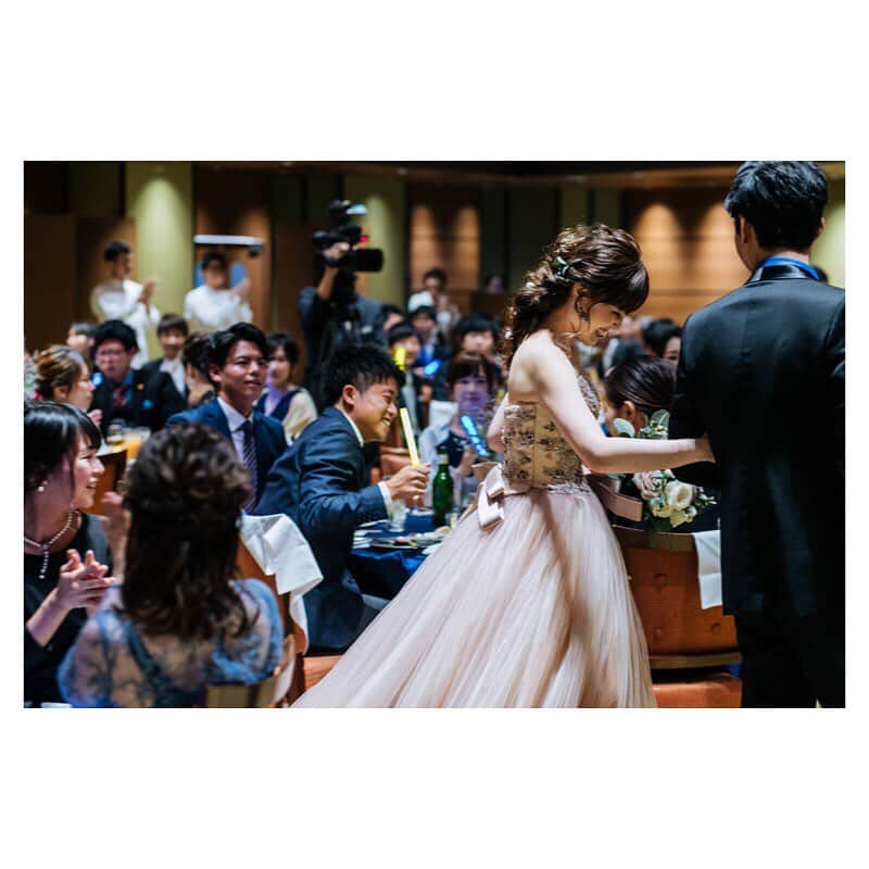 ラヴィファクトリー福岡店さんのインスタグラム写真 - (ラヴィファクトリー福岡店Instagram)「· お二人の素敵な表情は勿論、 小物やブーケ、ゲストの方々の 素敵な表情も全て大切。 · photoby_yoheiyamaguchi #laviefactory #laviefactoryfukuoka #ラヴィファクトリー #ラヴィファクトリー福岡 #生きる写真 #ハートのある写真 #前撮り #結婚式 #結婚式準備  #洋装前撮り  #和装前撮り #フォトレイト #ウェディングニュース #プラコレ  #ウェディングフォト #weddingphoto #wedding #プレ花嫁応援し隊 #ウェディングソムリエ #2019夏婚 #2019秋婚 #ファインダー越しの私の世界 #写真好きな人と繋がりたい」7月30日 22時24分 - fukuoka_laviephotography