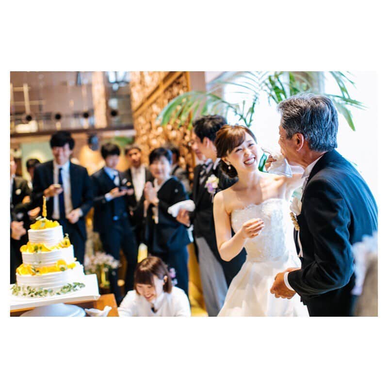 ラヴィファクトリー福岡店さんのインスタグラム写真 - (ラヴィファクトリー福岡店Instagram)「· お二人の素敵な表情は勿論、 小物やブーケ、ゲストの方々の 素敵な表情も全て大切。 · photoby_yoheiyamaguchi #laviefactory #laviefactoryfukuoka #ラヴィファクトリー #ラヴィファクトリー福岡 #生きる写真 #ハートのある写真 #前撮り #結婚式 #結婚式準備  #洋装前撮り  #和装前撮り #フォトレイト #ウェディングニュース #プラコレ  #ウェディングフォト #weddingphoto #wedding #プレ花嫁応援し隊 #ウェディングソムリエ #2019夏婚 #2019秋婚 #ファインダー越しの私の世界 #写真好きな人と繋がりたい」7月30日 22時24分 - fukuoka_laviephotography