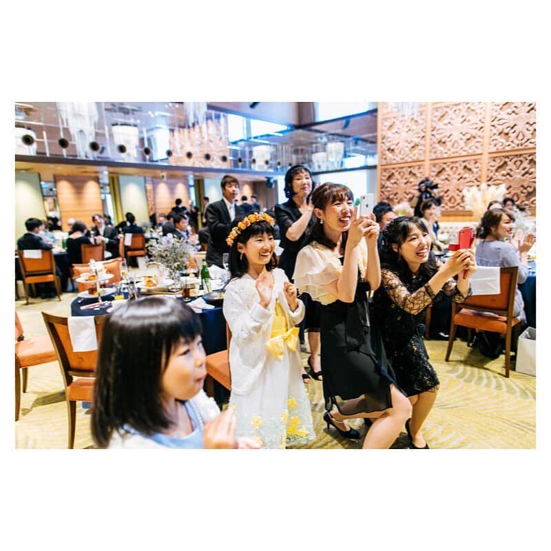 ラヴィファクトリー福岡店さんのインスタグラム写真 - (ラヴィファクトリー福岡店Instagram)「· お二人の素敵な表情は勿論、 小物やブーケ、ゲストの方々の 素敵な表情も全て大切。 · photoby_yoheiyamaguchi #laviefactory #laviefactoryfukuoka #ラヴィファクトリー #ラヴィファクトリー福岡 #生きる写真 #ハートのある写真 #前撮り #結婚式 #結婚式準備  #洋装前撮り  #和装前撮り #フォトレイト #ウェディングニュース #プラコレ  #ウェディングフォト #weddingphoto #wedding #プレ花嫁応援し隊 #ウェディングソムリエ #2019夏婚 #2019秋婚 #ファインダー越しの私の世界 #写真好きな人と繋がりたい」7月30日 22時24分 - fukuoka_laviephotography