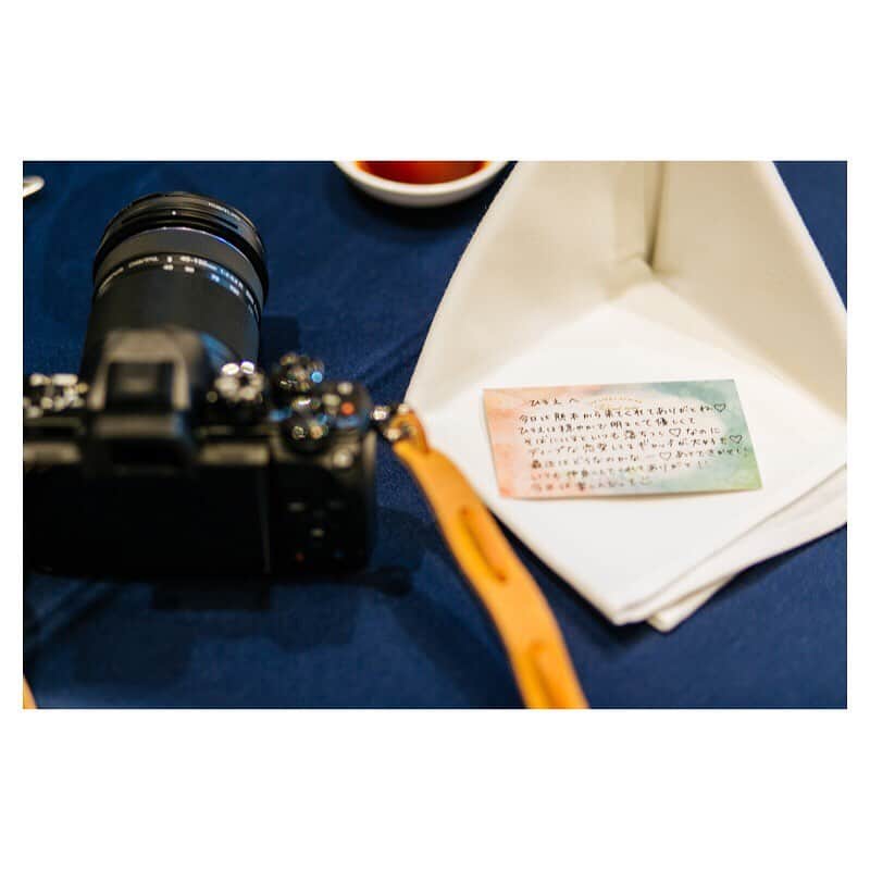 ラヴィファクトリー福岡店さんのインスタグラム写真 - (ラヴィファクトリー福岡店Instagram)「· お二人の素敵な表情は勿論、 小物やブーケ、ゲストの方々の 素敵な表情も全て大切。 · photoby_yoheiyamaguchi #laviefactory #laviefactoryfukuoka #ラヴィファクトリー #ラヴィファクトリー福岡 #生きる写真 #ハートのある写真 #前撮り #結婚式 #結婚式準備  #洋装前撮り  #和装前撮り #フォトレイト #ウェディングニュース #プラコレ  #ウェディングフォト #weddingphoto #wedding #プレ花嫁応援し隊 #ウェディングソムリエ #2019夏婚 #2019秋婚 #ファインダー越しの私の世界 #写真好きな人と繋がりたい」7月30日 22時24分 - fukuoka_laviephotography