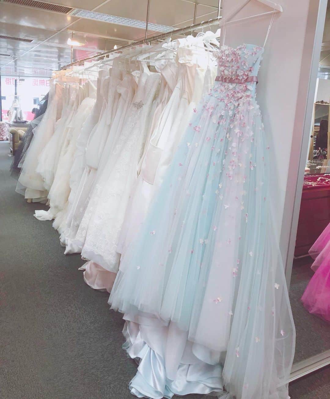 妃海風さんのインスタグラム写真 - (妃海風Instagram)「「The Princess Day!」✨✨ . 12月24日、25日 ホテル阪神大阪にてディナーショーを させて頂きます☺️💖 . ディナーショーポスターで着ていた、あの素敵なピンクのドレスをお借りしたお店は、東京にあります、Bridal HIROさんです🎀✨✨ . それはもう❣️ものすごい数の、可愛いすぎる、センスのよすぎるドレスがいーーっぱい並んでおりまして。。🥺💖 . たくさん悩んで。。 たくさん試着させて頂いちゃいました😭💕 ありがとうございます😭✨✨ . 「The Princess Day!」 チケットの詳細につきましては、ホテル阪神大阪のホームページをチェックしてみてくださいね❣️ チケットは、ファンクラブ先行と、一般発売とがございます😌 . みなさまぜひぜひっ😌✨ 観にいらして下さい🎀✨✨✨ . #@bridal_hiro_tokyo #The Princess Day! #ホテル阪神大阪」7月30日 22時24分 - fuhinami_official