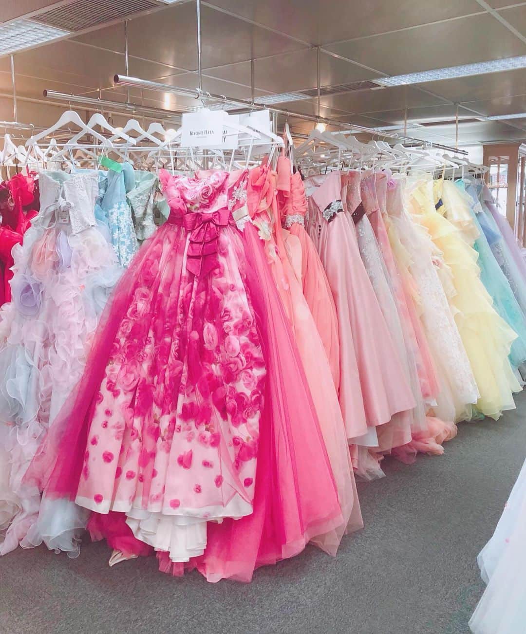 妃海風さんのインスタグラム写真 - (妃海風Instagram)「「The Princess Day!」✨✨ . 12月24日、25日 ホテル阪神大阪にてディナーショーを させて頂きます☺️💖 . ディナーショーポスターで着ていた、あの素敵なピンクのドレスをお借りしたお店は、東京にあります、Bridal HIROさんです🎀✨✨ . それはもう❣️ものすごい数の、可愛いすぎる、センスのよすぎるドレスがいーーっぱい並んでおりまして。。🥺💖 . たくさん悩んで。。 たくさん試着させて頂いちゃいました😭💕 ありがとうございます😭✨✨ . 「The Princess Day!」 チケットの詳細につきましては、ホテル阪神大阪のホームページをチェックしてみてくださいね❣️ チケットは、ファンクラブ先行と、一般発売とがございます😌 . みなさまぜひぜひっ😌✨ 観にいらして下さい🎀✨✨✨ . #@bridal_hiro_tokyo #The Princess Day! #ホテル阪神大阪」7月30日 22時24分 - fuhinami_official