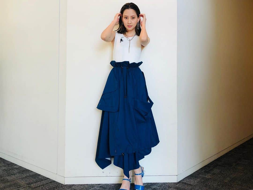 河北麻友子さんのインスタグラム写真 - (河北麻友子Instagram)「FASHION TOP: ENFOLD SKIRT: någonstans EARRINGS&NECKLACE: ADER bijoux RINGS: e.m. HEELS: SLY #FASHION #衣装」7月30日 22時16分 - mayukokawakitaofficial