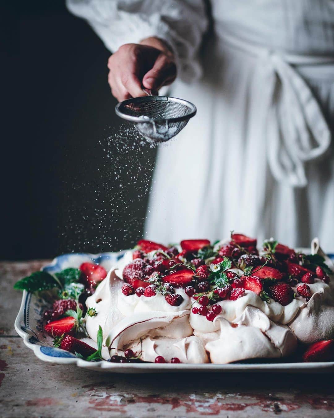 Linda Lomelinoのインスタグラム：「Still can’t wrap my head around the fact that I’ve been blogging for TEN years (and four days!). What a journey! At first I was going to make something spectacular because you know.. 10 years! Instead I ended up making this super simple summer berry pavlova because I’ve sort of hit a slump with baking 😅 And sometimes the best way to get inspired again is to do something simple. It usually works for me but it’s still easier said than done! I tend to get inspired again as soon as the apples are ripe 🍎 Anyway, there is a little post and a recipe up on the blog in case you want to go there and celebrate with me ♥️💃🏻🍾 Link in my profile!」