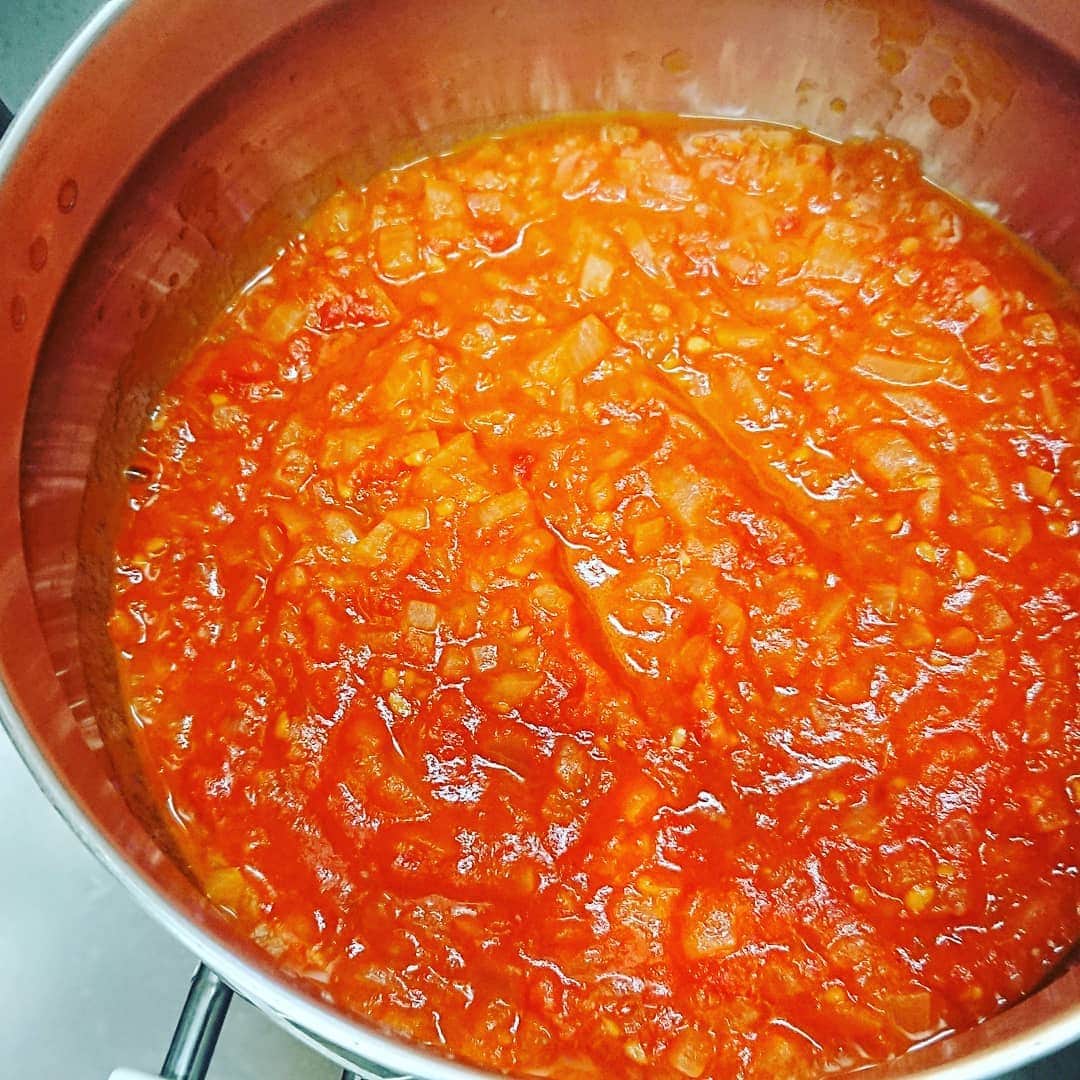 田畑祐一さんのインスタグラム写真 - (田畑祐一Instagram)「梅雨明け記念‼️庭の収穫祭しました❗(笑) トマトはついにトマトソースに変身しました(笑) でも、これだけ手間をかけてトマトを育ててソースにして・・・食べたら一瞬で終わってしまいました（  ＴДＴ）  農家の皆さんに改めて感謝です。  ついでに、三浦野菜を仕入れたのでまずはトウモロコシの炊き込みご飯❗生で食べても甘くて美味しい(笑) もちろん炊き込みご飯も最高に美味しかったです❤️」7月30日 22時32分 - tabatayuichi