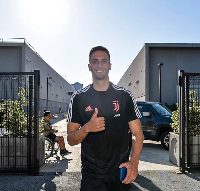 ロドリゴ・ベンタンクールのインスタグラム：「Pronto a iniziare la nuova stagione 👍🏼⚪⚫ #ForzaJuve @juventus  Listo para empezar la nueva temporada 👍🏼⚪⚫ #ForzaJuve @juventus」