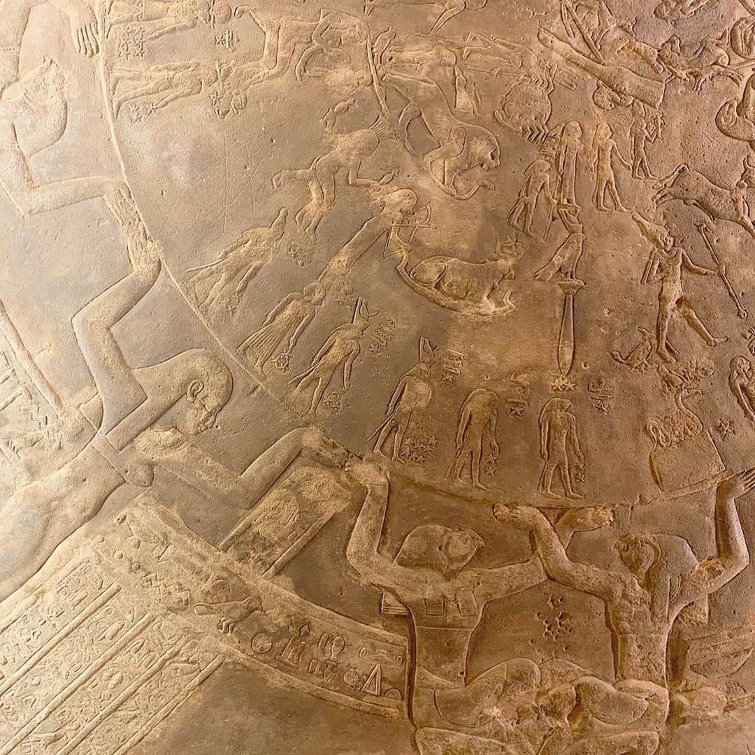 ノーマさんのインスタグラム写真 - (ノーマInstagram)「ずっと見たいと思っていた🌌♥️ ・ プトレマイオス朝最後のファラオ、クレオパトラ7世時代に作られたとされている、デンデラ・ハトホル神殿に残された円形天体図。  きな粉色の天井はエジプトで作られたのだけども、古代エジプト固有の星座と古代バビロニア（古代メソポタミア）の星座が一緒に描かれていて、文化がいかに融合していたかも解るのだそう。  当時、古代エジプトで星座と結びつけられていた5惑星はこんな感じ… ↓ 水瓶座の後ろの金星は「朝の神」 蟹座の近くの木星は「秘儀を解くホルス神」 山羊座の背に乗った火星は｢赤いホルス神｣ 水星は「安定」 土星は「牡牛のホルス神」  惑星と星座がこんな風に配置された天空は、約千年に一度しか見られないんだって👁  #paris #france #nomatrip  #luvremuseum  #anciantegypt  #古代エジプト #ルーブル美術館 #デンデラの黄道帯」7月30日 22時27分 - noma77777