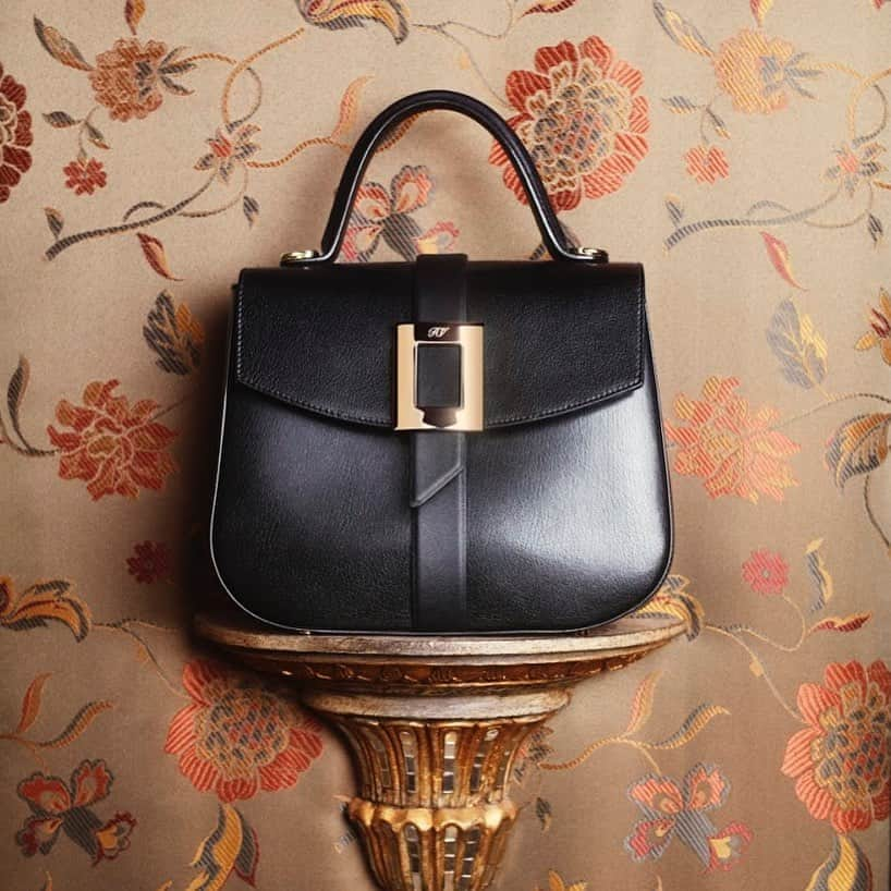 ロジェ・ヴィヴィエさんのインスタグラム写真 - (ロジェ・ヴィヴィエInstagram)「@gherardofelloni creates the #BeauVivier bag for #FW19  #RogerVivier #GherardoFelloni #JewelsToShoes  Discover the collection through link in bio.」7月30日 22時28分 - rogervivier