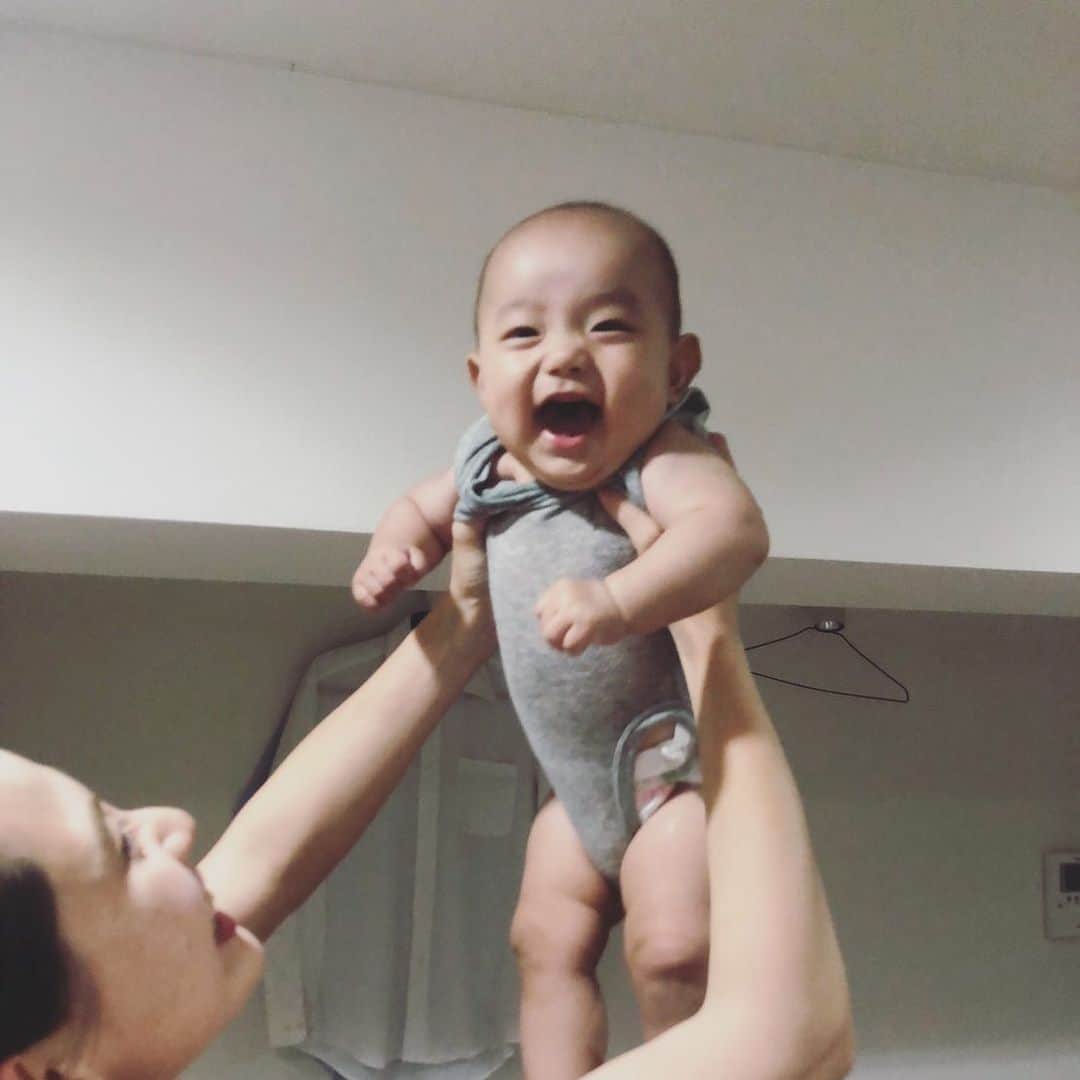 平山奈美のインスタグラム：「母ちゃんの高い高いはまぁまぁの高さ .  #174cmからの高い高い #母ちゃん思ってる以上に腕が上がらないよ .  #肌着 #ユニクロ #高い高い #5ヶ月 #5ヶ月ベビー #笑顔  #赤ちゃんのいる暮らし #ママスタ #新米ママ #男の子ベビー #男の子ママ #baby #boy #smile #justbaby #mylove #happy #uniqlo #5months #love #cute #hight #enjoy」