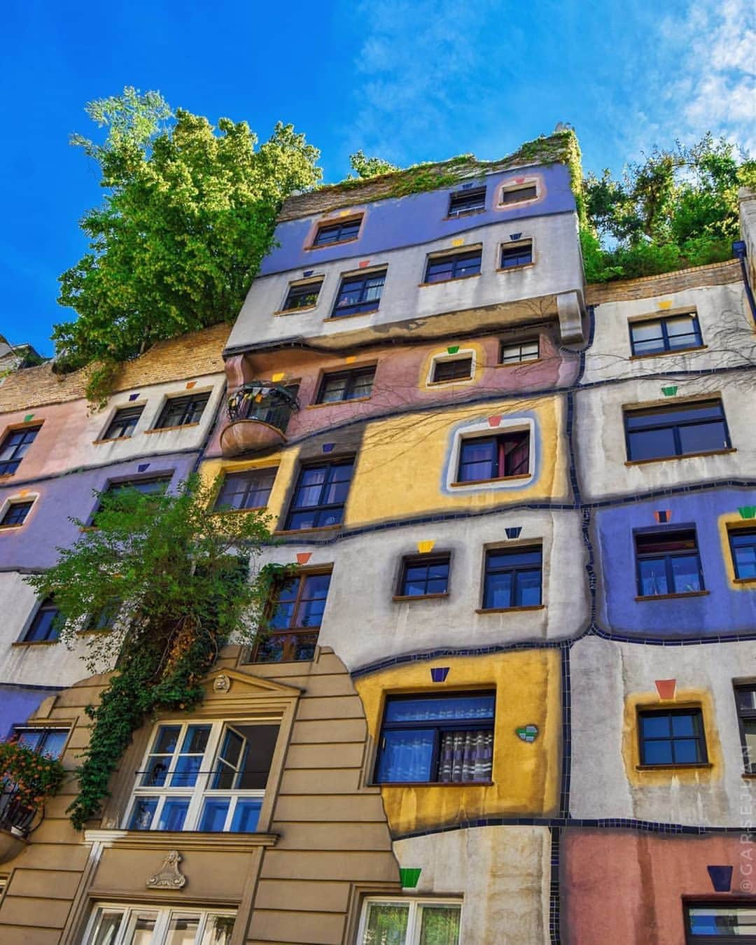 Wien | Viennaさんのインスタグラム写真 - (Wien | ViennaInstagram)「The picturesque Hundertwasserhouse - it bears the unmistakable hand of the artist Friedensreich Hundertwasser. It was built from 1983 until 1985 and it’s a place that you should not miss when visiting Vienna. More than 200 trees and shrubs on the balconies and roof terraces make the Hundertwasserhaus a green oasis in the heart of the city. Who was lucky enough to find this beautiful building? 🎨🌳 by @garsejuan #ViennaNow」7月30日 22時30分 - viennatouristboard