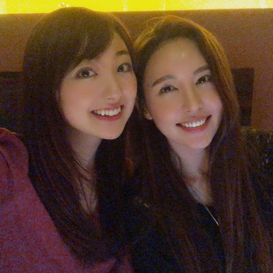 のインスタグラム：「大好きなオンニ(@si_yeon_jung )❣️ 韓国から到着したよ😆🇰🇷 会えるのずっとたのしみにしてた！！！ 明日からついにシヨンちゃんもリハーサル合流♪ 会えるだけで嬉しいのに、誕生日プレゼントまでありがとう😭💗 シヨンちゃんの笑顔に一気に癒された♪♪ SDN48の10周年記念公演まであと2日😳 いろいろ心配だな〜身体バッキバキ痛い😂  抽選外れてしまった方、当日生配信が決定したのでぜひこちらで見て一緒に楽しんでもらえたら嬉しいな💗 -------------- ■8月1日(木)18:30　SDN48結成10年記念「誘惑のガーター」特別公演 ［DMM］ http://bit.ly/2Y6QodM ［ニコニコ］ https://live.nicovideo.jp/gate/lv321144606  #sdn48  #akb劇場  #sdn公演  #同期  #メンバー  #韓国 #誕生日プレゼント  #chanel  #ニコニコ #ニコニコ動画  #ニコニコ動画生放送  #秋葉原劇場  #idol」
