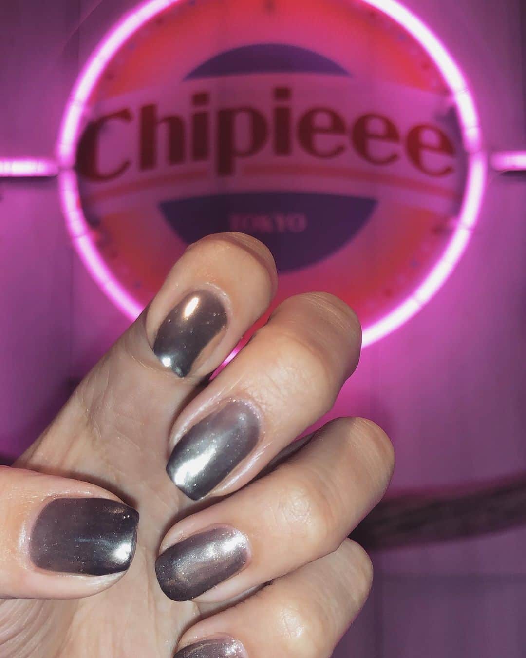 のインスタグラム：「ﾐﾗ-ﾈｲﾙ⛓😛 若干グラデーションなの💗 . @chipieee_nail_eri . @chipieee_tokyo . . #nail #mirrornails #chipieee」