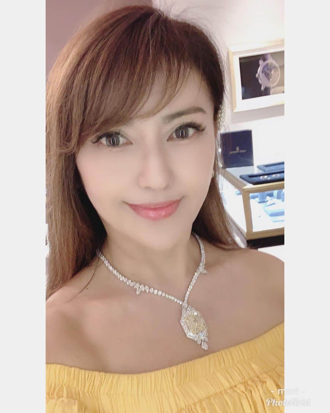 selfieneのインスタグラム：「#harrywinston で﻿ #4億円のイエローダイヤ のネックレスを﻿ 着けさせてもらいました♪﻿ ﻿ #ダイヤが重い w﻿ #素敵すぎる ❣️ ﻿ ﻿ ﻿ #ジュエリーデザイナー ﻿ #ハイジュエリー﻿ #ハワイ﻿ #ハリーウィンストン ﻿ #アラモアナショッピングセンター 店﻿ #MrGalen﻿ #ありがとう😊﻿ ﻿ ﻿ ﻿ ﻿ ﻿ ⭐️男女共海外リッチライフを手に入れたい方は﻿ こちらからLINEに登録してね⭐️﻿ ↓↓↓﻿ @marigram_uu_」