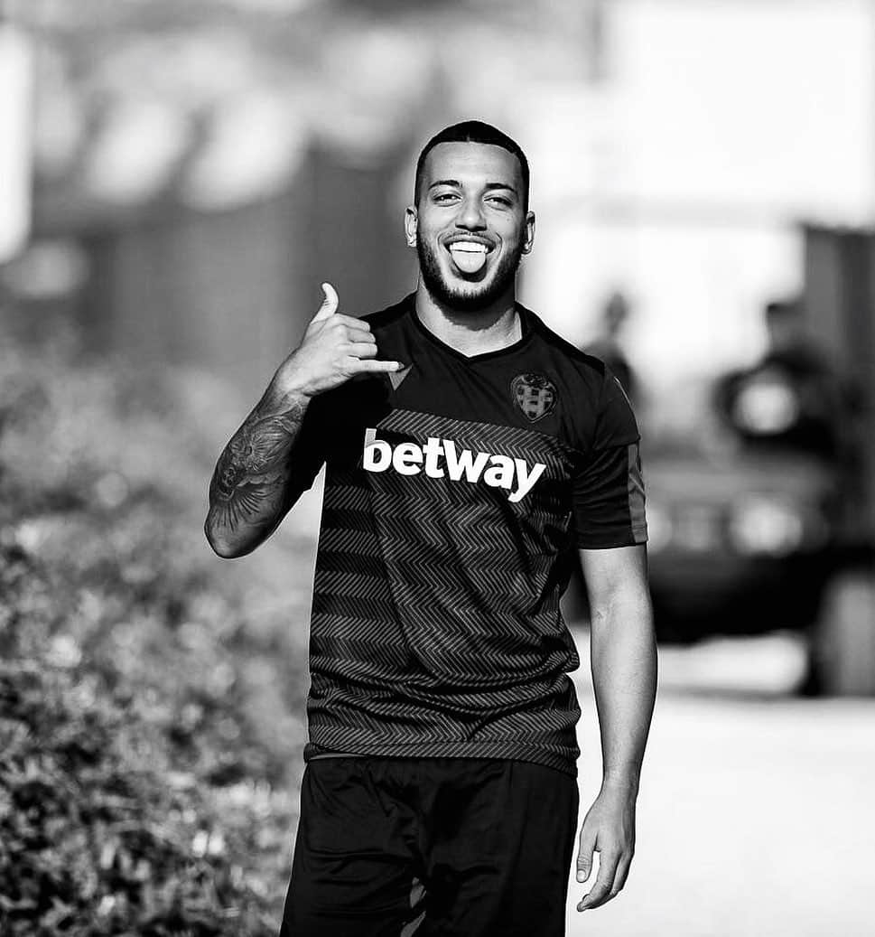 ルベン・ヴェソのインスタグラム：「Arrancamos la semana 🤙🏽😝🔛」