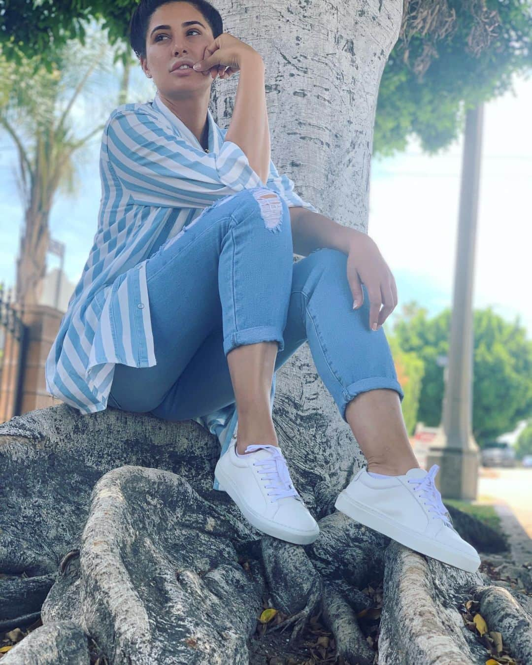 Nargis Fakhri さんのインスタグラム写真 - (Nargis Fakhri Instagram)「Took a moment to appreciate this big beautiful tree for giving me shade from the sun. 🌳 ☀️ •  Striped shirt dress by @goodamerican • White sneakers by @italic •」7月30日 22時50分 - nargisfakhri