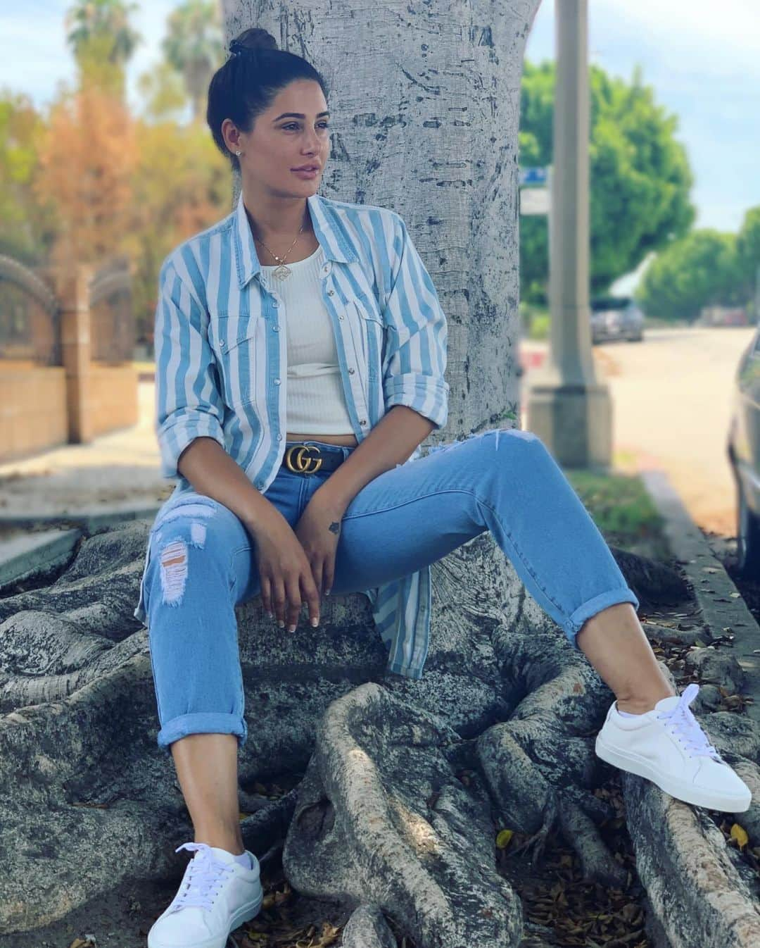 Nargis Fakhri さんのインスタグラム写真 - (Nargis Fakhri Instagram)「Took a moment to appreciate this big beautiful tree for giving me shade from the sun. 🌳 ☀️ •  Striped shirt dress by @goodamerican • White sneakers by @italic •」7月30日 22時50分 - nargisfakhri