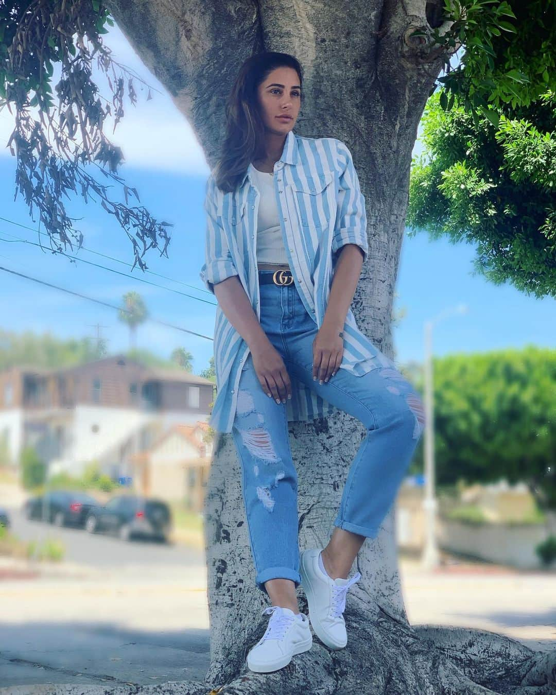 Nargis Fakhri さんのインスタグラム写真 - (Nargis Fakhri Instagram)「Took a moment to appreciate this big beautiful tree for giving me shade from the sun. 🌳 ☀️ •  Striped shirt dress by @goodamerican • White sneakers by @italic •」7月30日 22時50分 - nargisfakhri