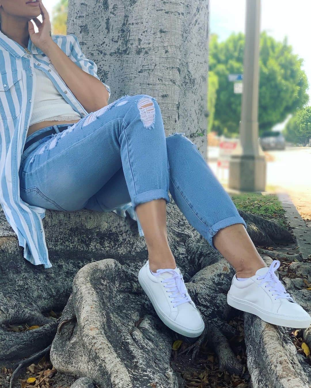 Nargis Fakhri さんのインスタグラム写真 - (Nargis Fakhri Instagram)「Took a moment to appreciate this big beautiful tree for giving me shade from the sun. 🌳 ☀️ •  Striped shirt dress by @goodamerican • White sneakers by @italic •」7月30日 22時50分 - nargisfakhri