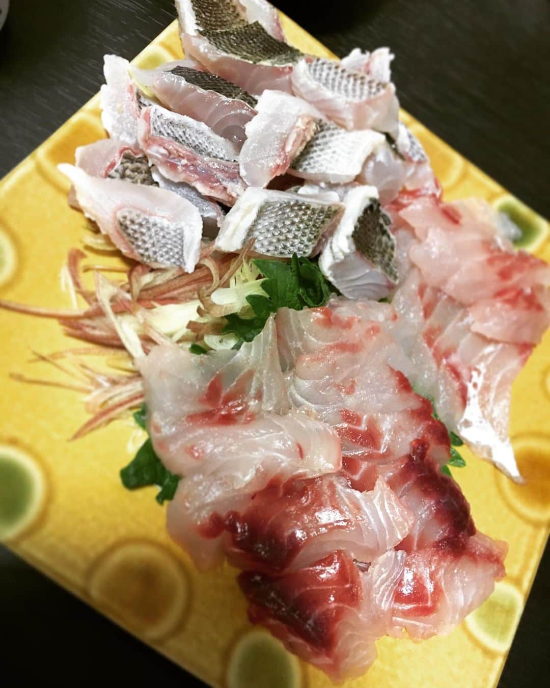 田井弘子さんのインスタグラム写真 - (田井弘子Instagram)「昨日は、釣り上げた命を美味しく頂きましたー‼️ みんなでホームパーティー🎉  新鮮な魚も野菜も最高でした✨  野菜も、サービスエリアで買った千葉の美味しいお野菜です！  #いさきのお刺身  #鯛の塩焼き  #いさきのアクアパッツァ  #あまながのおかか炒め  #プチトマトあいこ」7月30日 22時50分 - hirokotai