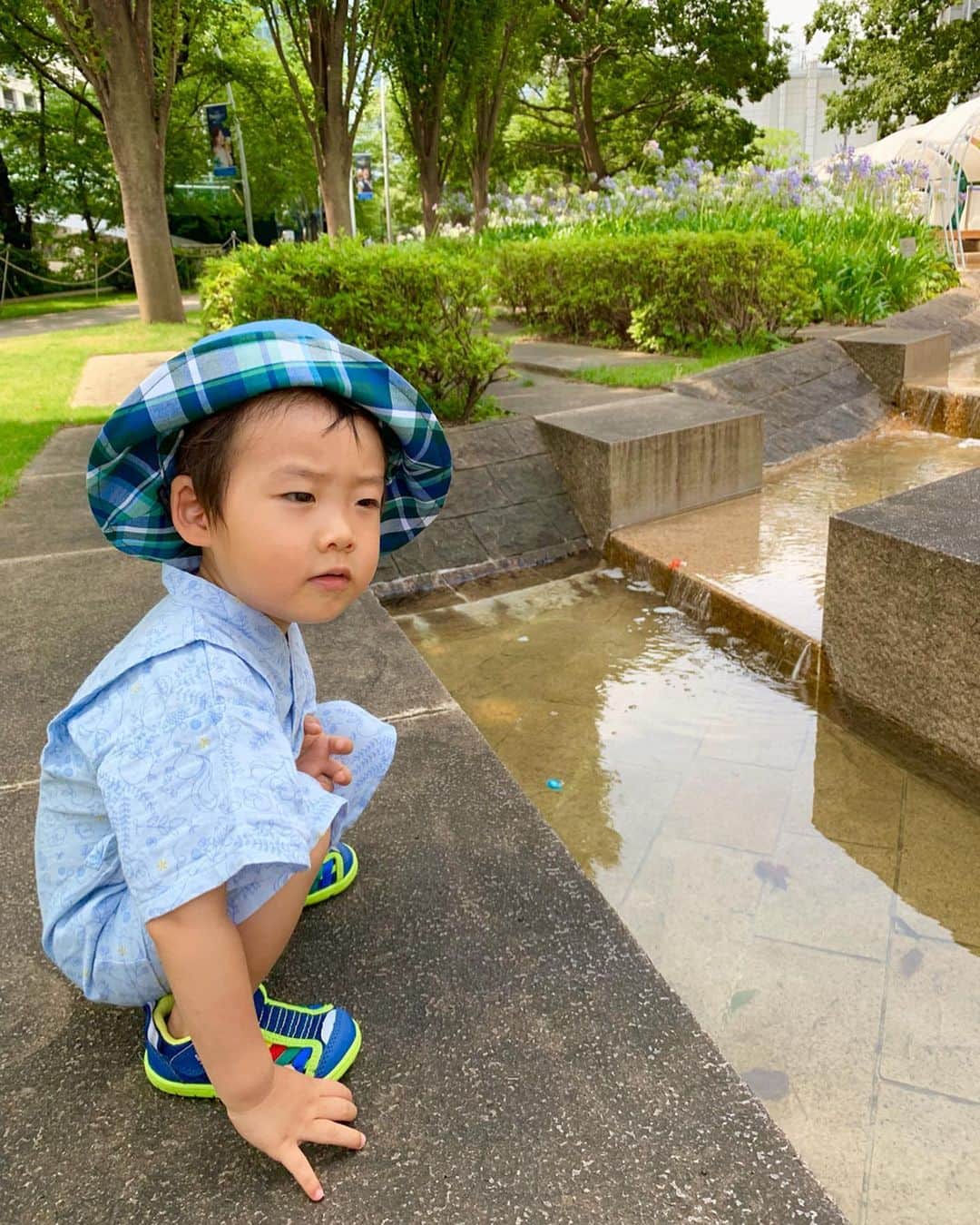 桜井未来さんのインスタグラム写真 - (桜井未来Instagram)「小川に足を浸して涼を楽しむ「ASHIMIZU」を目当てに行ったのですが、14時からと言う事で残念😭💦 息子君はどうしてもお水を見ちゃうと入りたいらしく😅 噴水で遊んでいる子達が沢山居たので、私達もそちらに移動して一緒に遊ぶ事に😊👣 ・ ・ ・ #ミッドタウン #東京ミッドタウン #ミッドタウン六本木 #ミッドタウンガーデン #お散歩 #公園  #お出かけ #ママ #baby #ママ友募集 #赤ちゃんのいる生活 #都内ママ #ベビスタグラム #mamagirl #ベビフル #コドモダカラ #コドモノ #ママリ #親バカ部 #新米ママ東京部 #マタニティ #妊婦 #第二子妊娠中」7月30日 22時44分 - miki.sakurai0214