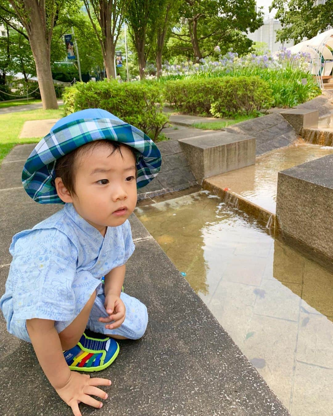 桜井未来さんのインスタグラム写真 - (桜井未来Instagram)「小川に足を浸して涼を楽しむ「ASHIMIZU」を目当てに行ったのですが、14時からと言う事で残念😭💦 息子君はどうしてもお水を見ちゃうと入りたいらしく😅 噴水で遊んでいる子達が沢山居たので、私達もそちらに移動して一緒に遊ぶ事に😊👣 ・ ・ ・ #ミッドタウン #東京ミッドタウン #ミッドタウン六本木 #ミッドタウンガーデン #お散歩 #公園  #お出かけ #ママ #baby #ママ友募集 #赤ちゃんのいる生活 #都内ママ #ベビスタグラム #mamagirl #ベビフル #コドモダカラ #コドモノ #ママリ #親バカ部 #新米ママ東京部 #マタニティ #妊婦 #第二子妊娠中」7月30日 22時44分 - miki.sakurai0214