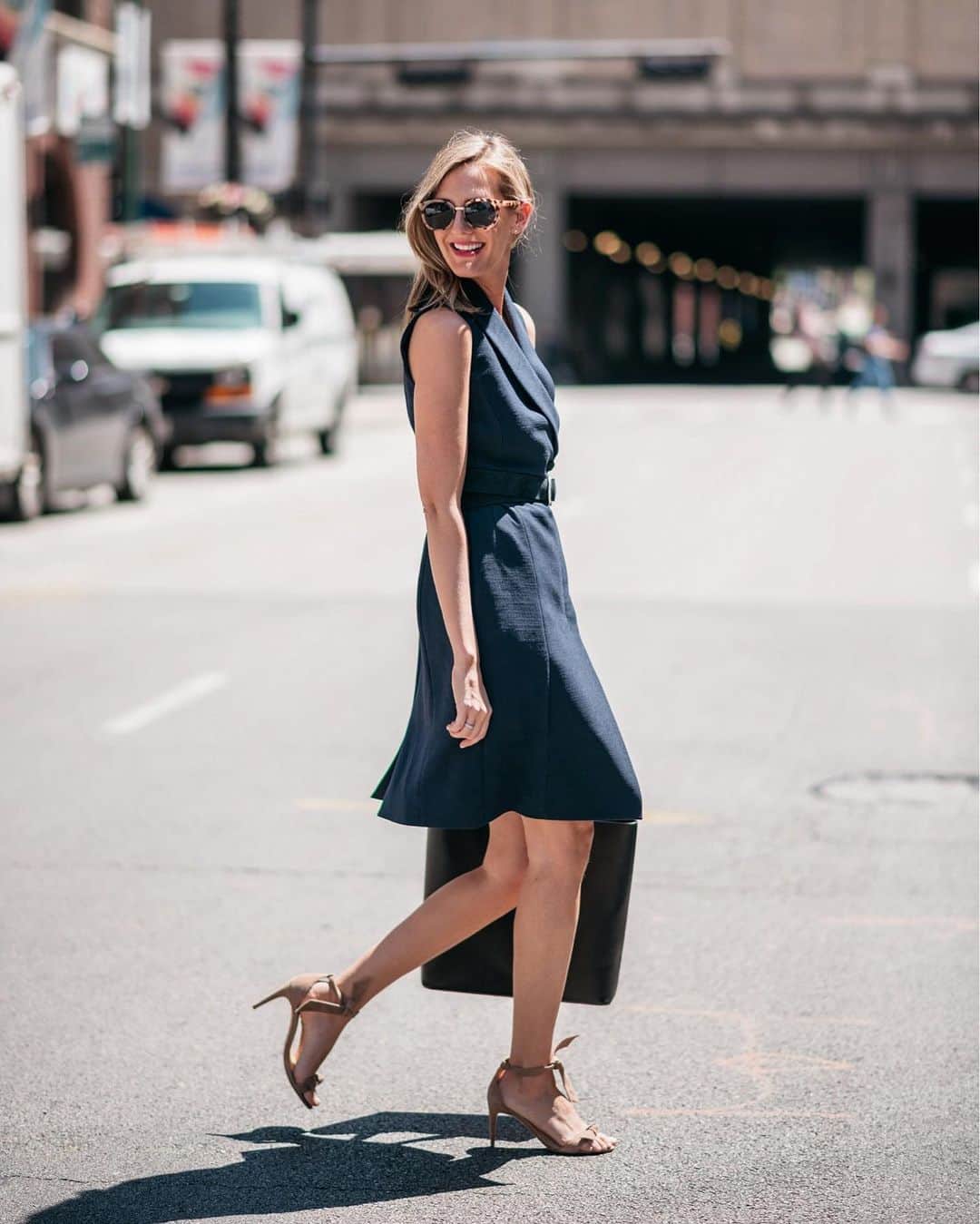 Anna Jane Wisniewskiのインスタグラム：「Shopping for work clothes today > shopping for work clothes back when I entered the workforce—especially thanks to @mmlafleur. I stopped by their Chicago showroom and was blown away by the selection, service, and beauty of the space. It’s crazy how much retail has evolved in just the past 12 years (aka, when I graduated college 😳). Be sure to check out my blog post today that’s all about @mmlafleur. http://liketk.it/2DLZX #liketkit @liketoknow.it #chicagostyle #LTKworkwear #officeoutfit #classicstyle #inmyMM #sponsored 📸 @ironandhoney」