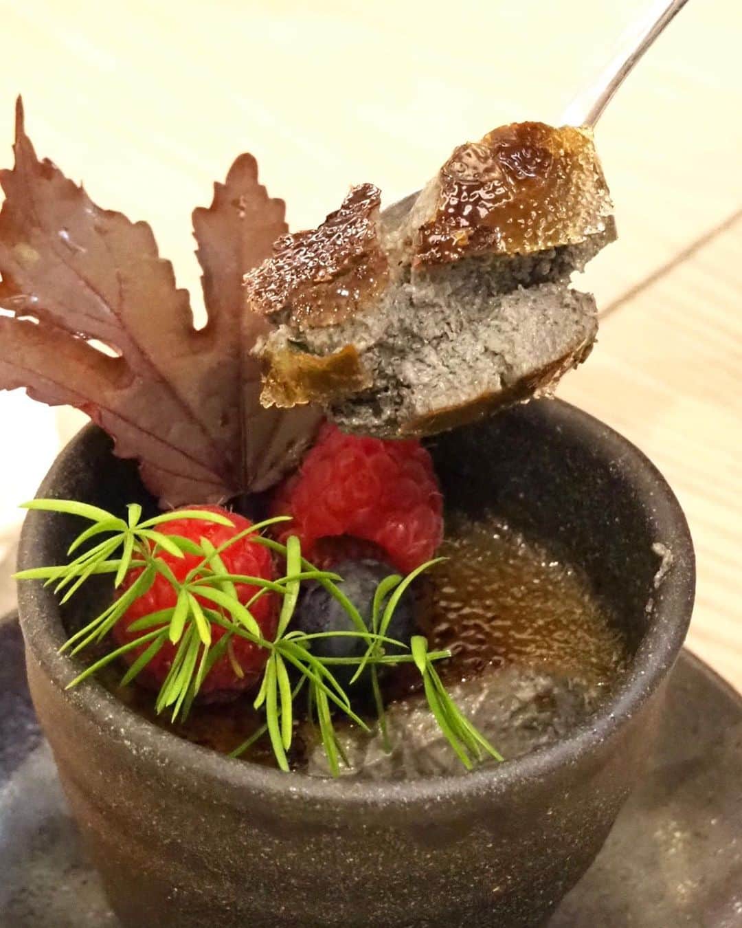 Li Tian の雑貨屋さんのインスタグラム写真 - (Li Tian の雑貨屋Instagram)「Black Sesame Creme Brûlée  Iovely creamy pud with the right level of nuttiness and sweetness to end the night ❤️ • #sgeats #singapore #local #best #delicious #food #igsg #sgig #exploresingapore #eat #sgfoodies #gourmet #yummy #yum #sgfood #foodsg #burpple #exploresingapore #beautifulcuisines #bonappetit #instagood  #eatlocal #dinner #japanese #dessert」7月30日 22時47分 - dairyandcream